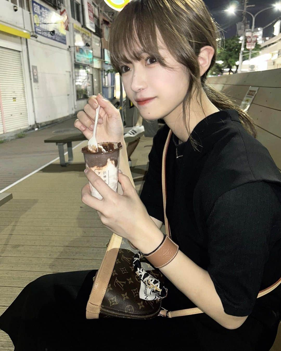 松本美紅のインスタグラム：「🍦🍦  友達に会ったら髪色明るいって絶対言われる笑 そんなに明るいかなー🫠」