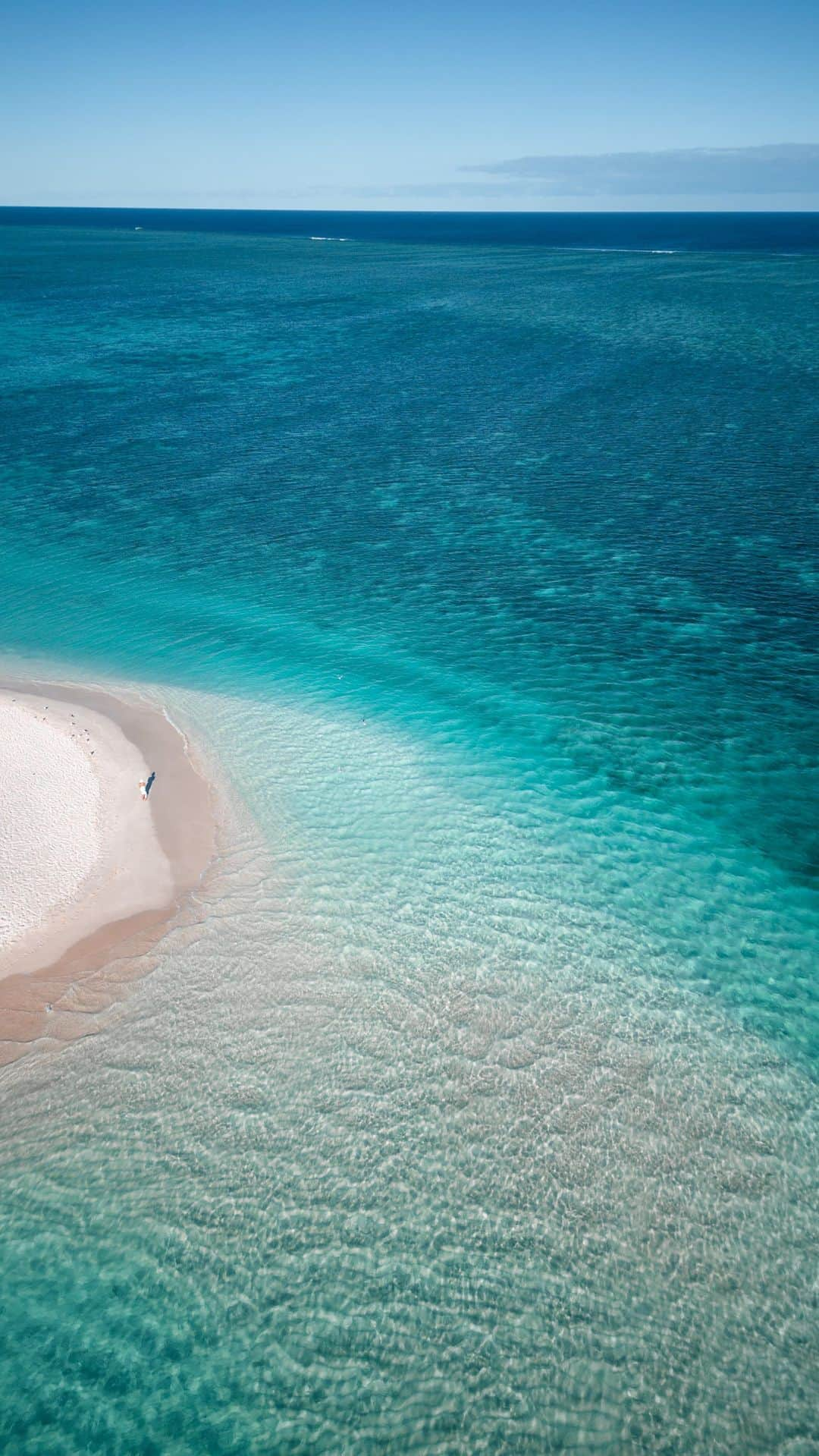 のインスタグラム：「Ranked number 17 as one of the worlds top 50 best beaches @worlds50beaches 🌊 Have you been or are you planning to go?  Turquoise bay is located in Cape Range national park on the Ningaloo reef, approx 13+ hour drive or short flight from Perth, Western Australia.   It’s a stunning crystal clear beach, but also a magical snorkeling spot with lots of beautiful corals, turtles, tropical fish, rays and reef sharks. It’s one of my favorite spots to snorkel. There are 2 snorkel spots - the drift or the bay loop. Just avoid the sandbar in between as the currents can be dangerous here. We usually walk south along the beach at the drift loop and drift snorkel back.  It’s a busy spot for good reason so if you want to experience it quiet like this then go early in the morning.   🎥 @bobbybense   #ningalooreef #turquoisebay #australiascoralcoast #wathedreamstate #seeaustralia #travelcommunity #beautifuldestinations #earthpix #travelblogger #dronephotography」