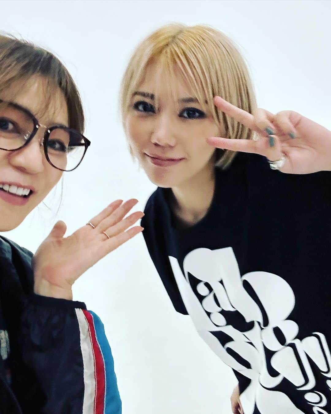 田中杏子さんのインスタグラム写真 - (田中杏子Instagram)「💕💕💕 本日の撮影 for @numerotokyo   川後陽菜 @hina_kawago ちゃんが朝、　 @rabbiton_official  と @kolorofficial のコラボTシャツを着て登場してくれたー❤️❤️❤️😭　嬉しみ🥰  掲載はNumeroTOKYO9月末発売の2023年11月号amazon限定版です。  とっても素敵なのでぜひ見てね💕  #川後陽菜  #rabbiton」8月16日 22時47分 - akoakotanaka