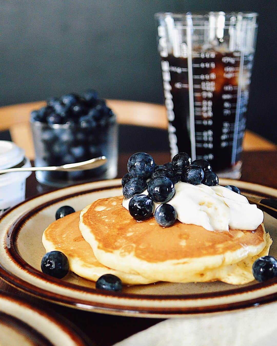 Natsuko Motoiのインスタグラム：「ブルーベリー狩りに行ったので、ブルーベリーを贅沢に乗せたパンケーキ🥞  #おやつ #パンケーキ #ホットケーキ #ブルーベリー #お昼ごはん #うつわ #暮らし #おうちカフェ  #台所 #kitchen」