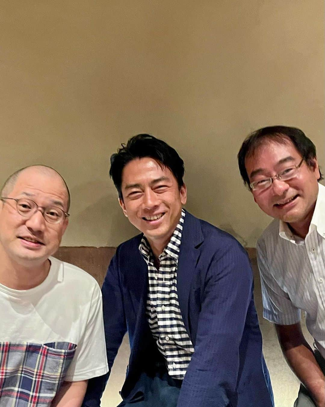 小泉進次郎さんのインスタグラム写真 - (小泉進次郎Instagram)「春風亭一之輔師匠に加え、地元横須賀が誇るラジオパーソナリティの飯田浩司さん（ニッポン放送「飯田浩司のOK! Cozy up!」）も一緒でした。飯田さんは同い年。  落語、ラジオ、政治と生きる世界は違う同世代の3人ですが、共通点は「言葉」ですね。お互い高め合い、学び合い、笑い合い、いい時間を重ねていけたら嬉しいです。ご縁に感謝。  #飯田浩司 #ニッポン放送 #ラジオ #飯田浩司のokcozyup #同い年 #春風亭一之輔 #落語 #小泉進次郎 #政治」8月16日 22時48分 - shinjiro.koizumi