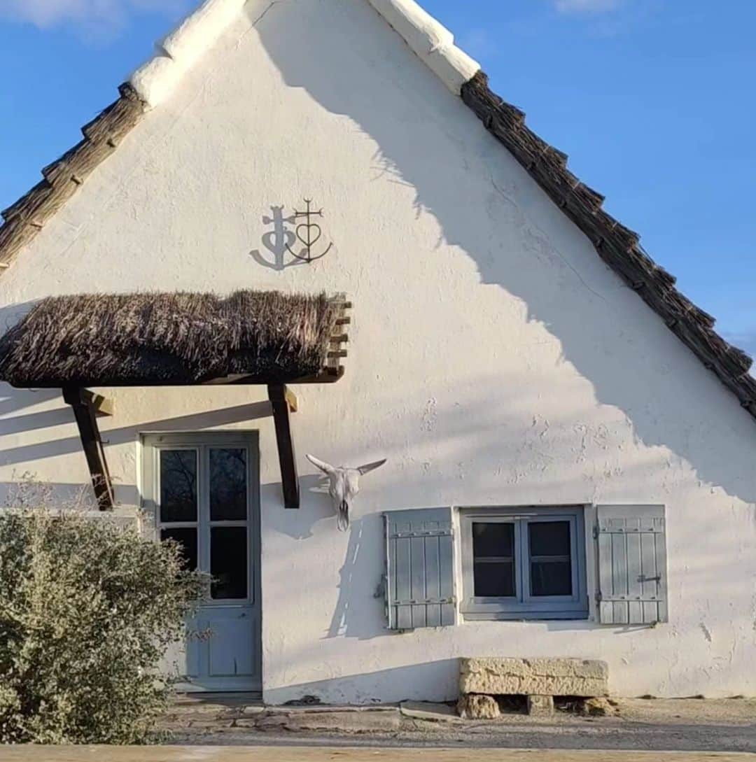 ラボッテガーディアンのインスタグラム：「Incontournable du paysage camarguais, c'est la cabane de gardian ❤️  #camargue #cabanedegardian #cabane #southoffrance」