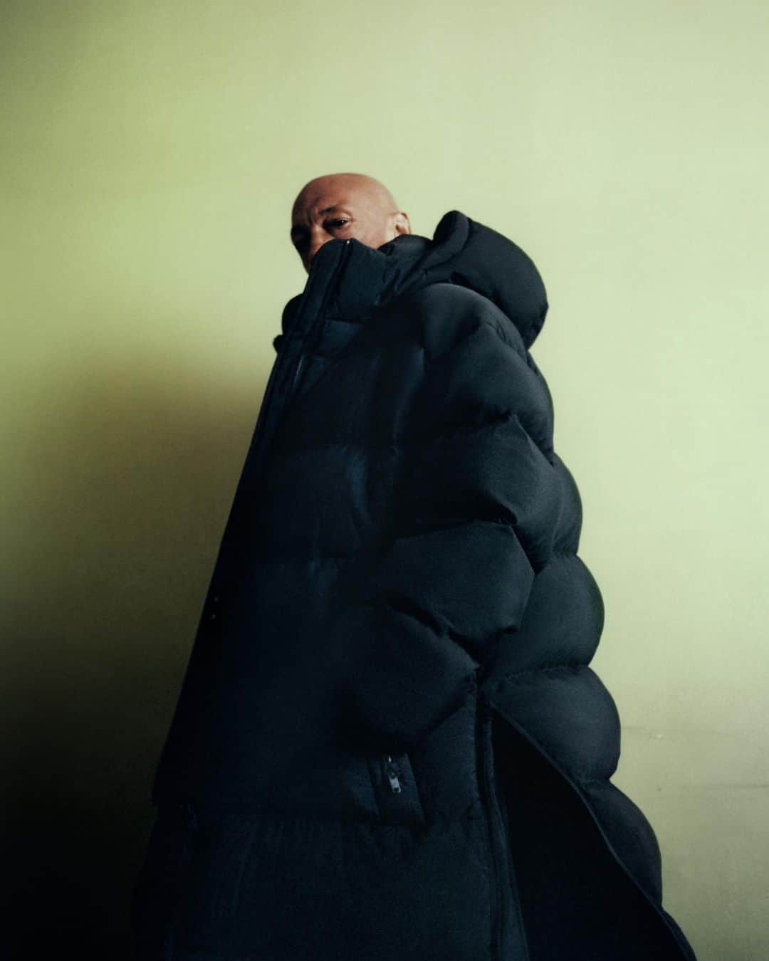 ワイスリーのインスタグラム：「@trickyofficial​  Being one of the founding members of pioneering collective Massive Attack, Tricky has consistently pushed the boundaries of genre and sound, evolving as an artist while staying true to his unique vision, becoming a scene linchpin.​  Chapter 3, FW23​  Photographer: @1engua, Prenzlauer Berg, Berlin, 2023.​  #adidas #Y3 #YohjiYamamoto」