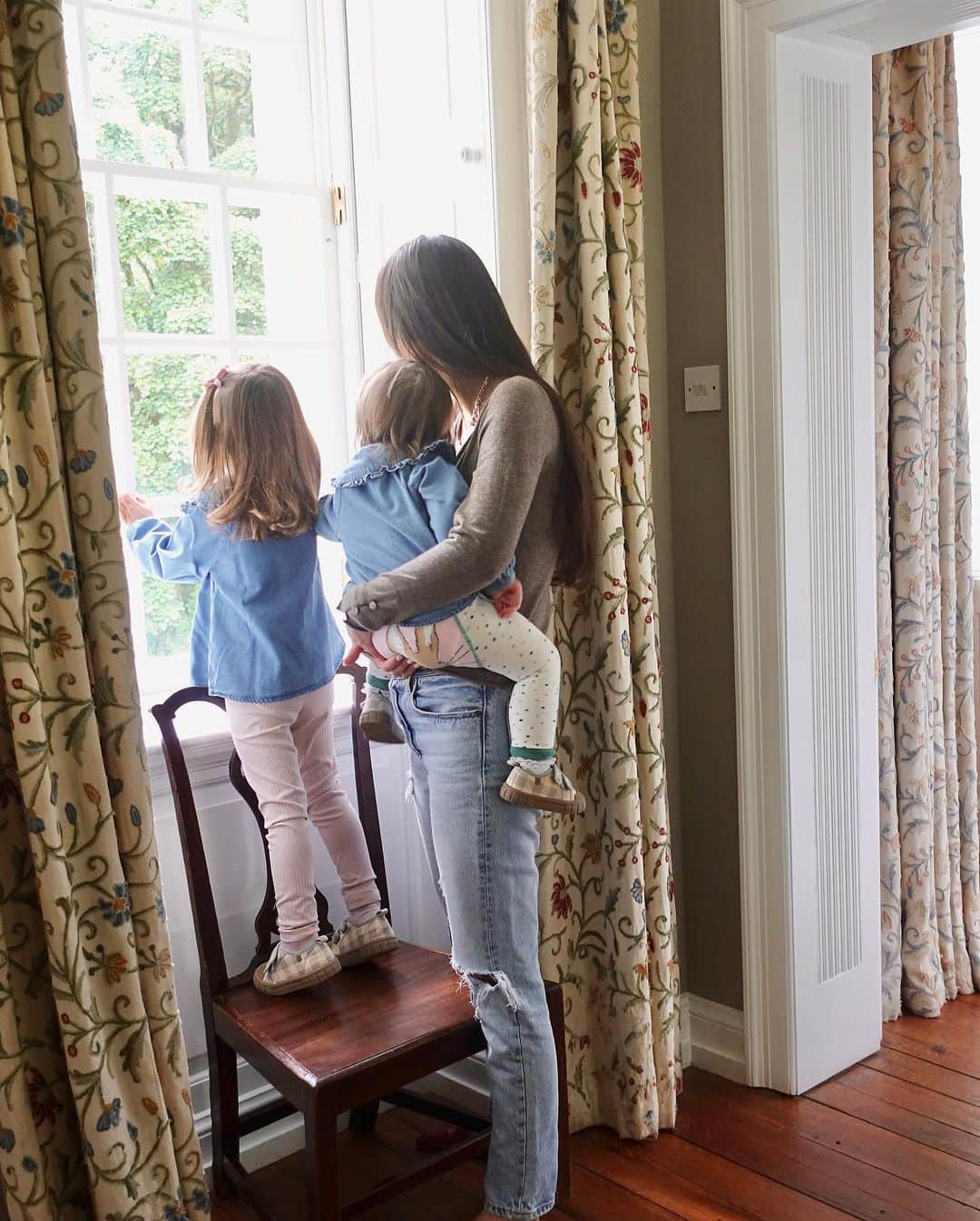 ペオニー・リムのインスタグラム：「#ad I really look forward to the summer holidays. Having the girls at home together with us is the best. I always want to build amazing memories so I’ve made a summer bucket list. Lots of time outside doing beach walks is right at the top. So, I need to care for the girls' skin coming in and out of salty water. The @aveenobabyukire Kids range, and in particular the face and body moisturising lotion is perfect for this. I always have it on hand. What’s on your summer bucket list?  You can shop the full Aveeno Kids range at Boots and it’s 1/3 off till October 10th.  #WellnessPioneers #AveenoKids #MySummerBucketList」
