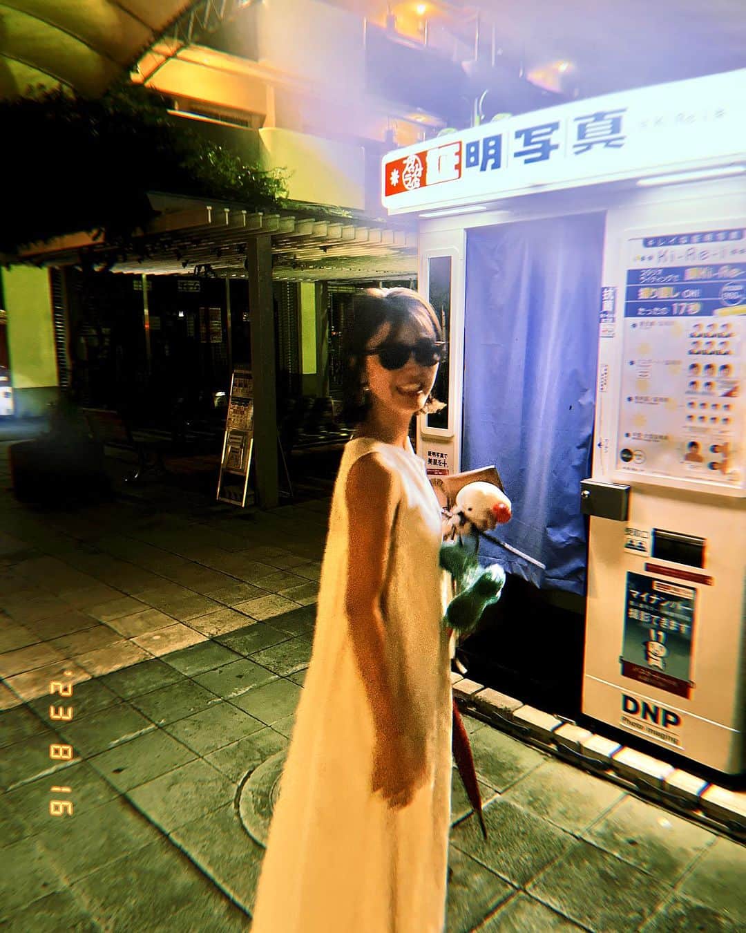 村上萌のインスタグラム：「今日のお昼に素麺を茹でて、ついでにかき揚げを作ったら、お店では宝物みたいな存在なのに家なら食べ放題だということに気づいて7個くらい揚げて少し具合が悪くなりましたが、無事にひとつ歳を重ねました🦁 会いたいなと思う人がいてくれる日々を大切にしながら、新しい一年は恥とか見栄を捨てて、だけどちゃんと自分のこれまでの文脈を活かした挑戦をしたいと思います🔥 家族からはサングラスをもらいました🕶️   #好奇心のままに」