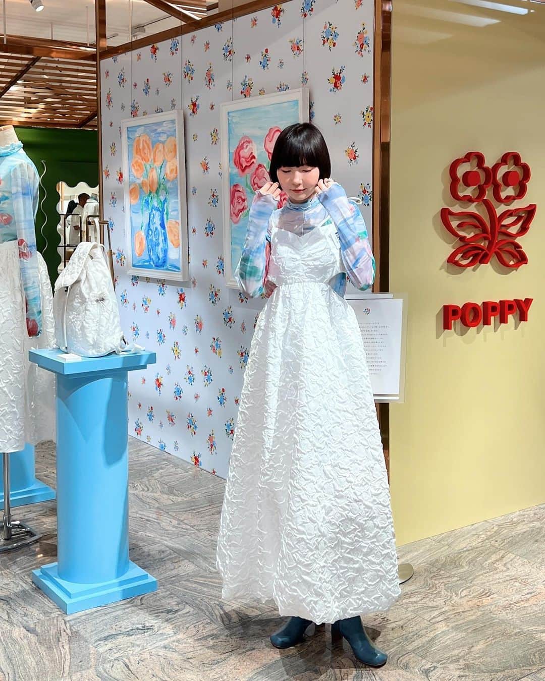 のインスタグラム：「伊勢丹新宿で @poppy_tokyo  がポッアップショップを！！！ テーマはPOPPYミュージアム 　  まさに美術館のような空間の中で、 グラフィックデザイナーAlbertにてPOPPYが象徴とするモチーフの花柄を 幻想的に落とし込んでいるよ！！！  花のアートを洋服に落とし込み「身体に溶け込むアート」をコンセプトにしたシースルーアイテムを中心に 様々なアイテムを展開しています。  シフォンなどの薄手で柔らかな素材に描かれたアートを身に纏うと ほんのり肌が透けて色が交わり 幻想的な世界が完成します。   沢山の方に見つけてもらえますように🌷」