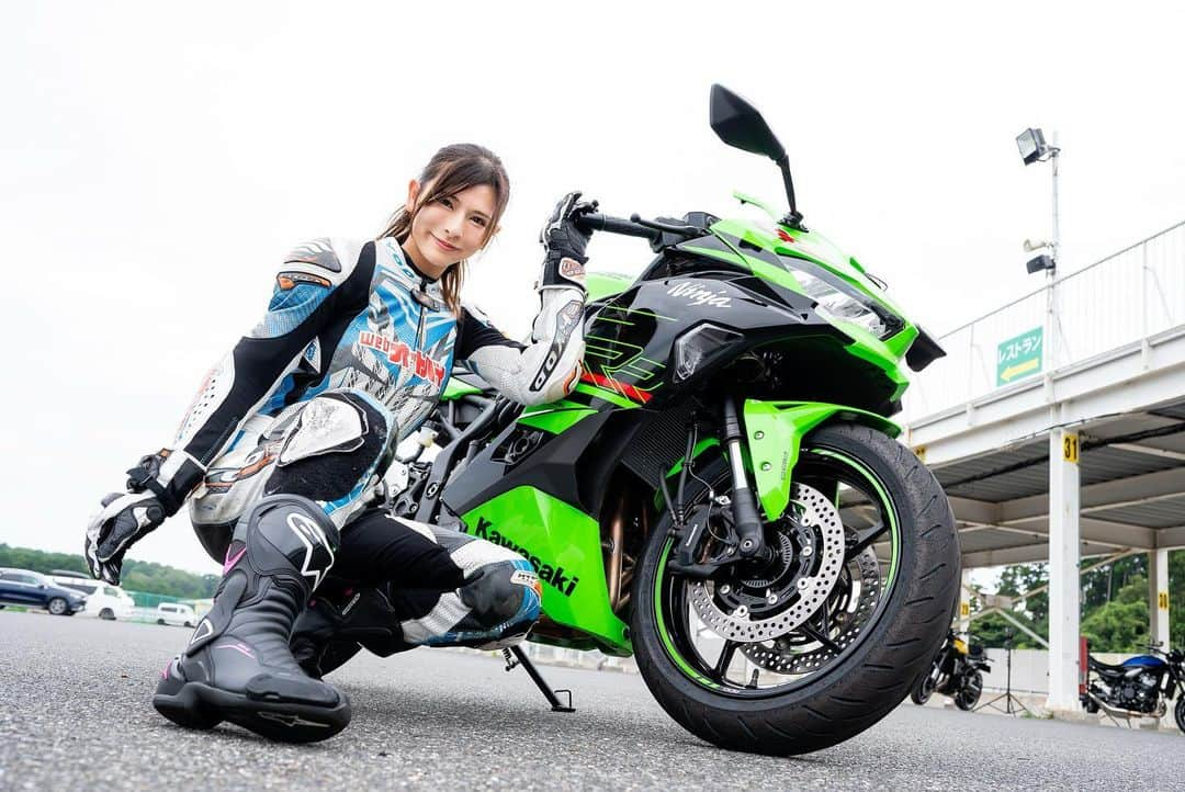 葉月美優さんのインスタグラム写真 - (葉月美優Instagram)「❥Kawasaki Ninja ZX-4RRのインプレ記事がwebオートバイに上がってます🏍💕  初めての400ccでしたが、250cc並にコンパクトで軽く、でもパワーは400ccの力強さでとってもいいバイクでした♡  このZX-4RRで大きなサーキットを走ってみたいです！  タイヤは空気圧もノーマルのまま走行しました。これはきっとツーリング、峠道も楽しいと思いますよ✨  ぜひ、レポートを読んでください💕  🔍webオートバイ 葉月美優  📸井上演 カメラマン @hiromu_inoue   #kawasaki #カワサキバイク #ninja #zx4rr #hyod #alpinestars #バイク女子 #ツーリング女子 #バイクツーリング #大型バイク女子 #新車 #バイクインプレ #kawasakibike #ninjazx #バイク女子フォト #バイクのある風景 #bikegirl #ニンジャ400 #ニンジャ #ninja400 #レースクイーン #racequeen #バイクファッション #サーキット女子 #袖ヶ浦フォレストレースウェイ #試乗会 #motovlog #モトブログ #バイク乗りと繋がりたい #葉月美優」8月16日 22時59分 - miu_haduki