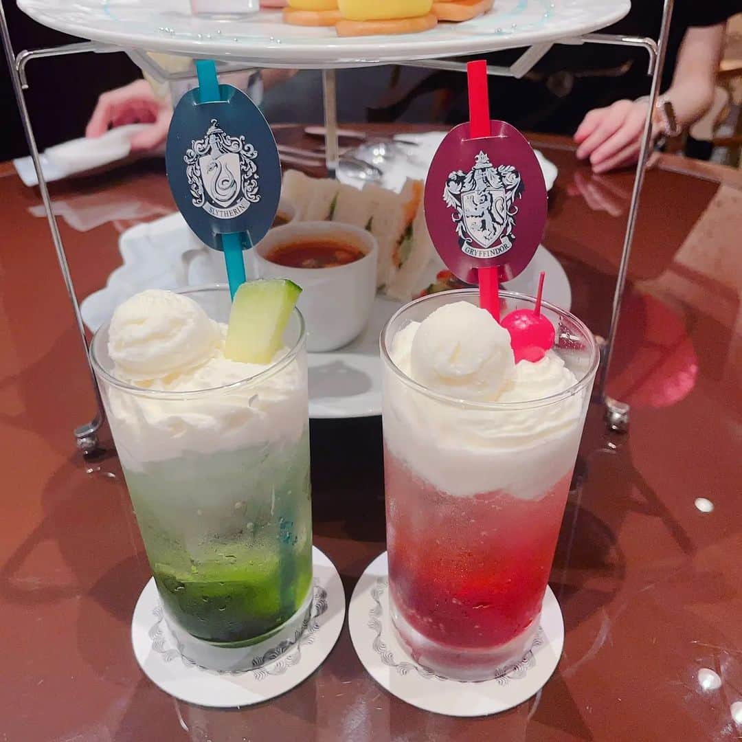 種田梨沙さんのインスタグラム写真 - (種田梨沙Instagram)「🍰🍹🍭  先日、芹亜ちゃんと美海ちゃんとポタ活してきました♪  Q-pot CAFE. さんとハリポタのコラボ！ 奇跡的に３人のスケジュールが空いていた日に 芹亜ちゃんがバッチリ予約してくれて行ってきました✨  共通のハリポタ仲間だった私達ですが ３人で集まったのは実は今回が初めてで、 それぞれの推しの話をしつつカフェ満喫できて楽しかったよー！  カフェのあとは、上の階のアクセサリーショップへ…  この日はカフェだけのつもりだったのですが ハリポタとファンタビのコラボアクセサリーを眺めていたら まんまと３人とも買ってしまっていたのでした🤔笑  好きな作品に同士がいると、 余計に愛が止まらなくなっちゃうよね？  これからも色んなポタ活をしていきたいと思います！  #田中美海 #深川芹亜 #種田梨沙 #qpotcafe  #harrypotter」8月16日 23時03分 - tane_da_dayo