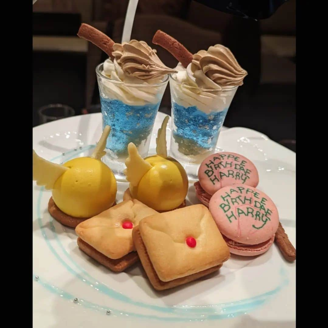 種田梨沙さんのインスタグラム写真 - (種田梨沙Instagram)「🍰🍹🍭  先日、芹亜ちゃんと美海ちゃんとポタ活してきました♪  Q-pot CAFE. さんとハリポタのコラボ！ 奇跡的に３人のスケジュールが空いていた日に 芹亜ちゃんがバッチリ予約してくれて行ってきました✨  共通のハリポタ仲間だった私達ですが ３人で集まったのは実は今回が初めてで、 それぞれの推しの話をしつつカフェ満喫できて楽しかったよー！  カフェのあとは、上の階のアクセサリーショップへ…  この日はカフェだけのつもりだったのですが ハリポタとファンタビのコラボアクセサリーを眺めていたら まんまと３人とも買ってしまっていたのでした🤔笑  好きな作品に同士がいると、 余計に愛が止まらなくなっちゃうよね？  これからも色んなポタ活をしていきたいと思います！  #田中美海 #深川芹亜 #種田梨沙 #qpotcafe  #harrypotter」8月16日 23時03分 - tane_da_dayo