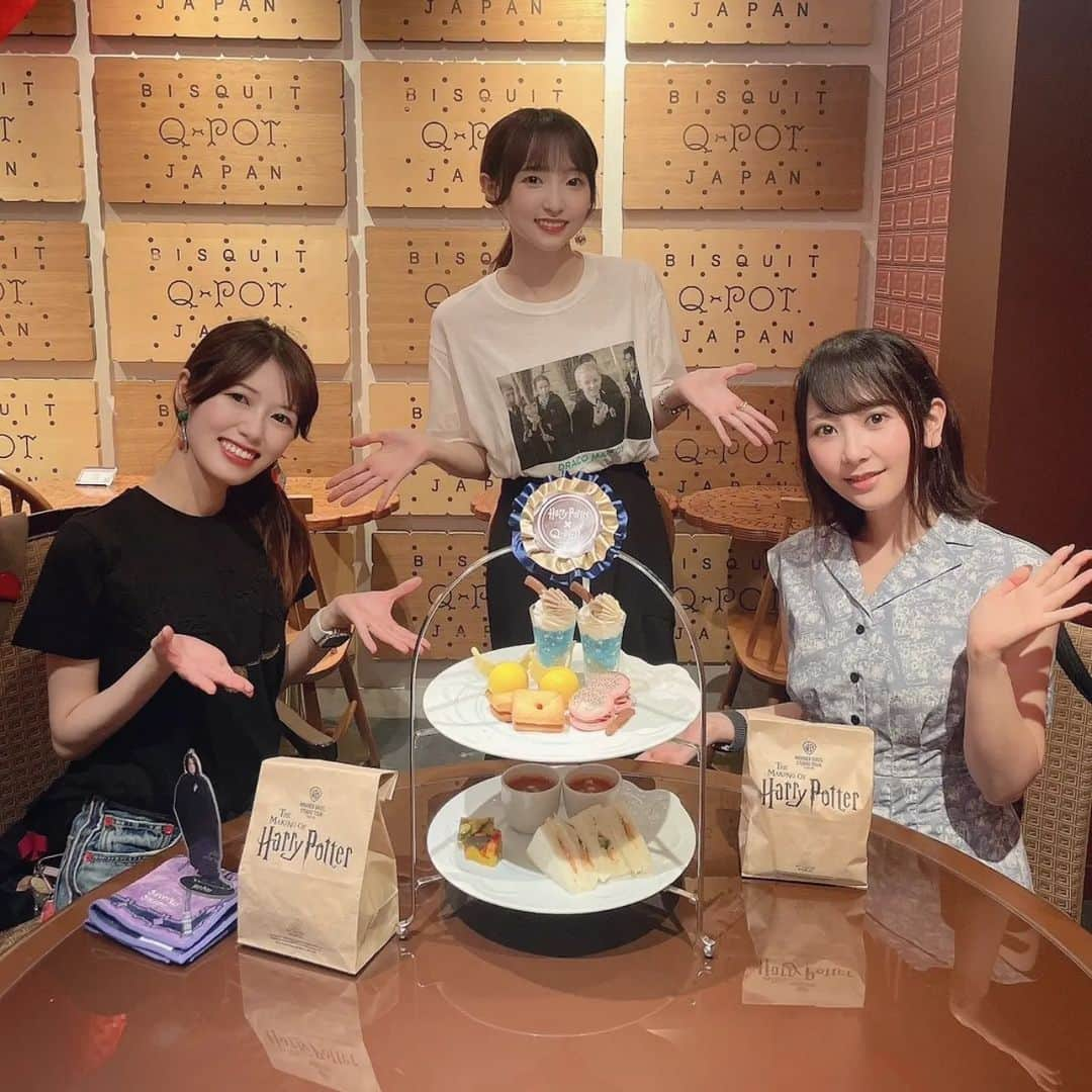 種田梨沙さんのインスタグラム写真 - (種田梨沙Instagram)「🍰🍹🍭  先日、芹亜ちゃんと美海ちゃんとポタ活してきました♪  Q-pot CAFE. さんとハリポタのコラボ！ 奇跡的に３人のスケジュールが空いていた日に 芹亜ちゃんがバッチリ予約してくれて行ってきました✨  共通のハリポタ仲間だった私達ですが ３人で集まったのは実は今回が初めてで、 それぞれの推しの話をしつつカフェ満喫できて楽しかったよー！  カフェのあとは、上の階のアクセサリーショップへ…  この日はカフェだけのつもりだったのですが ハリポタとファンタビのコラボアクセサリーを眺めていたら まんまと３人とも買ってしまっていたのでした🤔笑  好きな作品に同士がいると、 余計に愛が止まらなくなっちゃうよね？  これからも色んなポタ活をしていきたいと思います！  #田中美海 #深川芹亜 #種田梨沙 #qpotcafe  #harrypotter」8月16日 23時03分 - tane_da_dayo