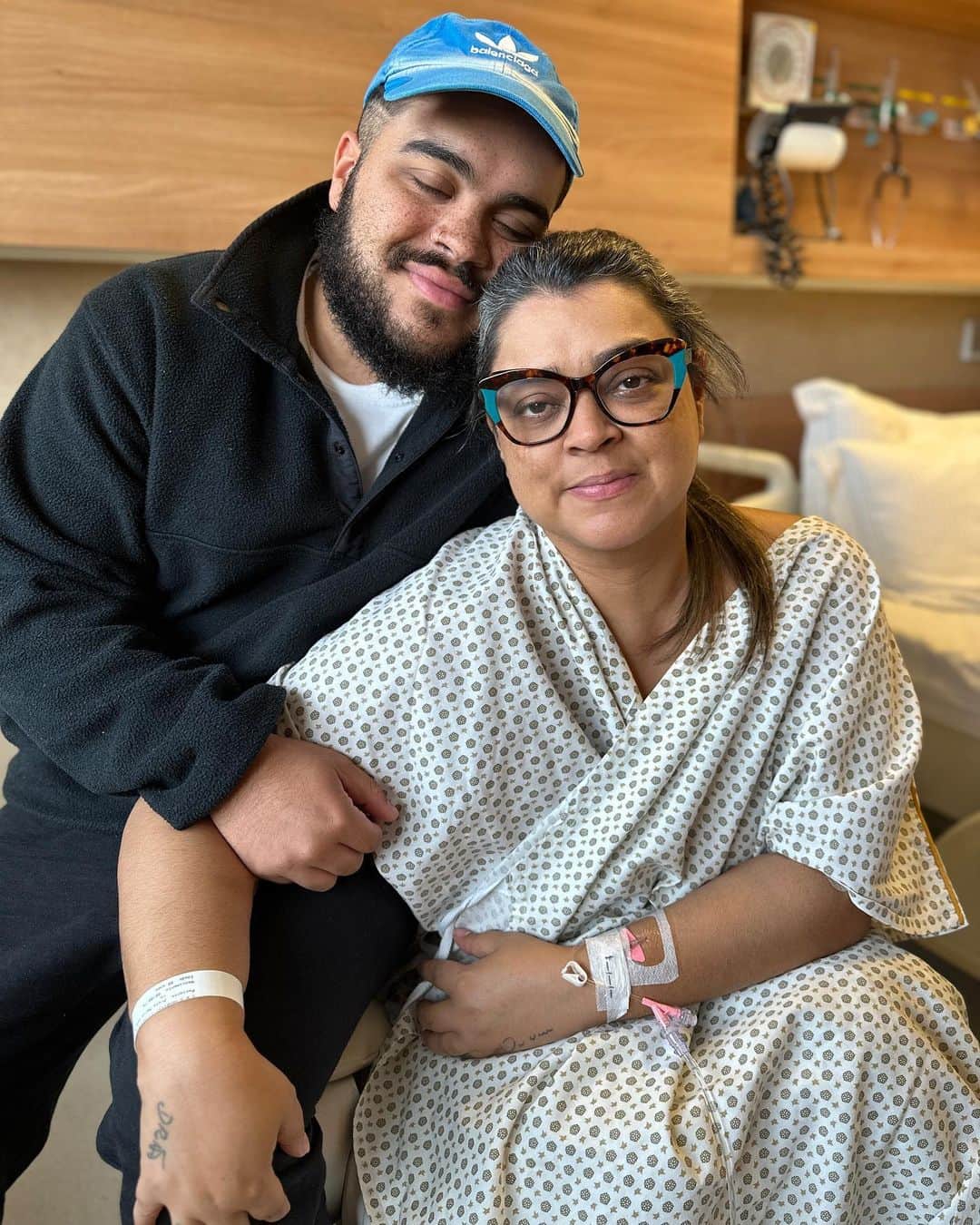 Preta Gilのインスタグラム：「Estou indo agora fazer a cirurgia pra retirar o tumor. Estou aqui cercada de amor, com meu filho @franciscogil ao meu lado e tantos amigos e familiares, estou grata e calma, muito confiante nos médicos, já Deus certo, receberei a energia e vibrações positivas de vocês, orem por mim !!! 🙏🏽」