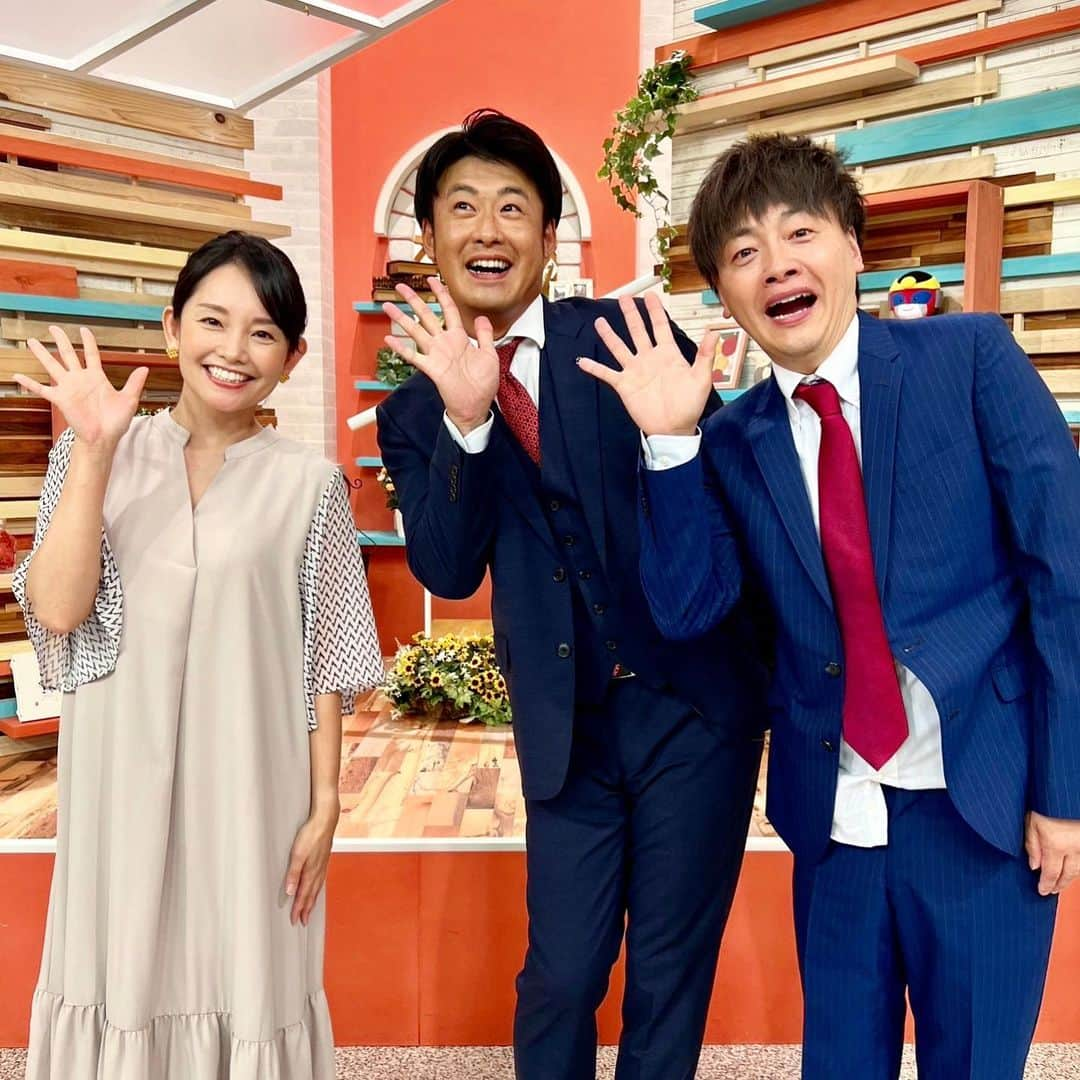 新山大さんのインスタグラム写真 - (新山大Instagram)「宮城のバンデスとつないだ どーなknow? のコーナー後のCM中 「宗さんゴルフしすぎでしょあれマジで黒すぎじゃない？」って言ってたのですが きぬさんも小野もなぜかこの話題に乗って来ないんです。 僕変なこと言ったかな？なんで？と思っていました。  さっきマネージャーから送られて来たこの写真を見て気が付きました。  一日中ディズニーシーにいた僕の黒さは、宗さんに負けずとも劣らない…。  #宮城県 #ミヤテレ #OHバンデス #さとう宗幸 #どーなknow #岩手県 #テレビ岩手 #5きげんテレビ @5kigen  #きぬ #あどばるーん #元ナマイキTVトリオ  #明日もみてね」8月16日 23時04分 - dai_niiyama