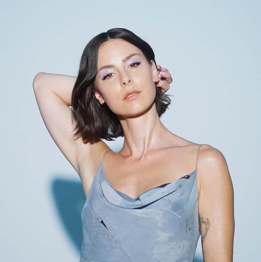 レナ・マイヤー＝ランドルートのインスタグラム：「Lena Sings Soon. Link in bio 💙」