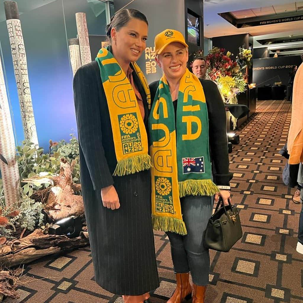 レベル・ウィルソンさんのインスタグラム写真 - (レベル・ウィルソンInstagram)「@matildas are sooooo amazing! 🐨 what a moment for women’s sport! (And always amazing when I get to chat to one of my idols @billiejeanking ) The biggest congratulations to Matildas for absolutely crushing this World Cup! Thank you to the Infantino family for including me and my family at the games 💛💚⚽️💛🇦🇺⚽️ such incredible memories!」8月16日 23時17分 - rebelwilson