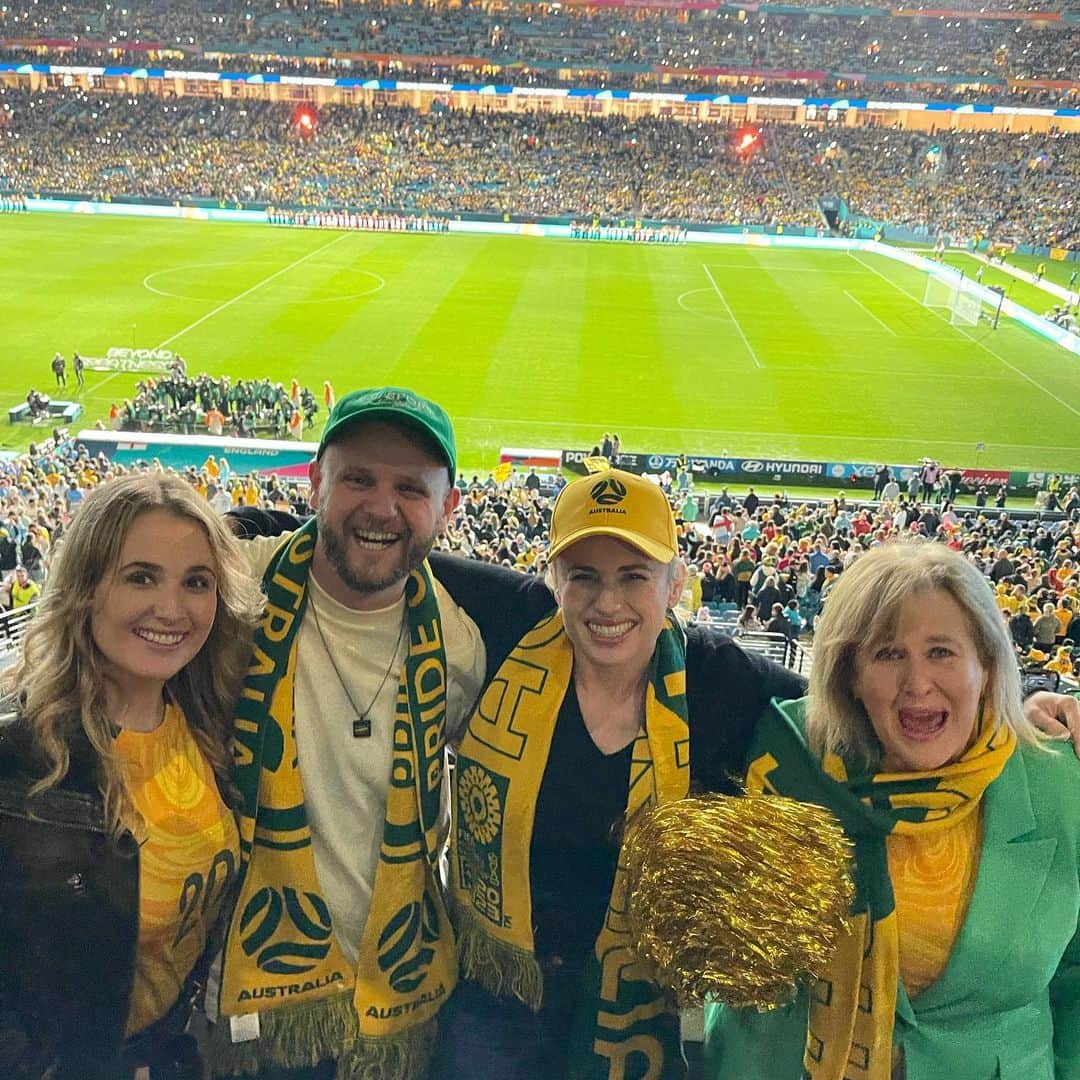 レベル・ウィルソンさんのインスタグラム写真 - (レベル・ウィルソンInstagram)「@matildas are sooooo amazing! 🐨 what a moment for women’s sport! (And always amazing when I get to chat to one of my idols @billiejeanking ) The biggest congratulations to Matildas for absolutely crushing this World Cup! Thank you to the Infantino family for including me and my family at the games 💛💚⚽️💛🇦🇺⚽️ such incredible memories!」8月16日 23時17分 - rebelwilson
