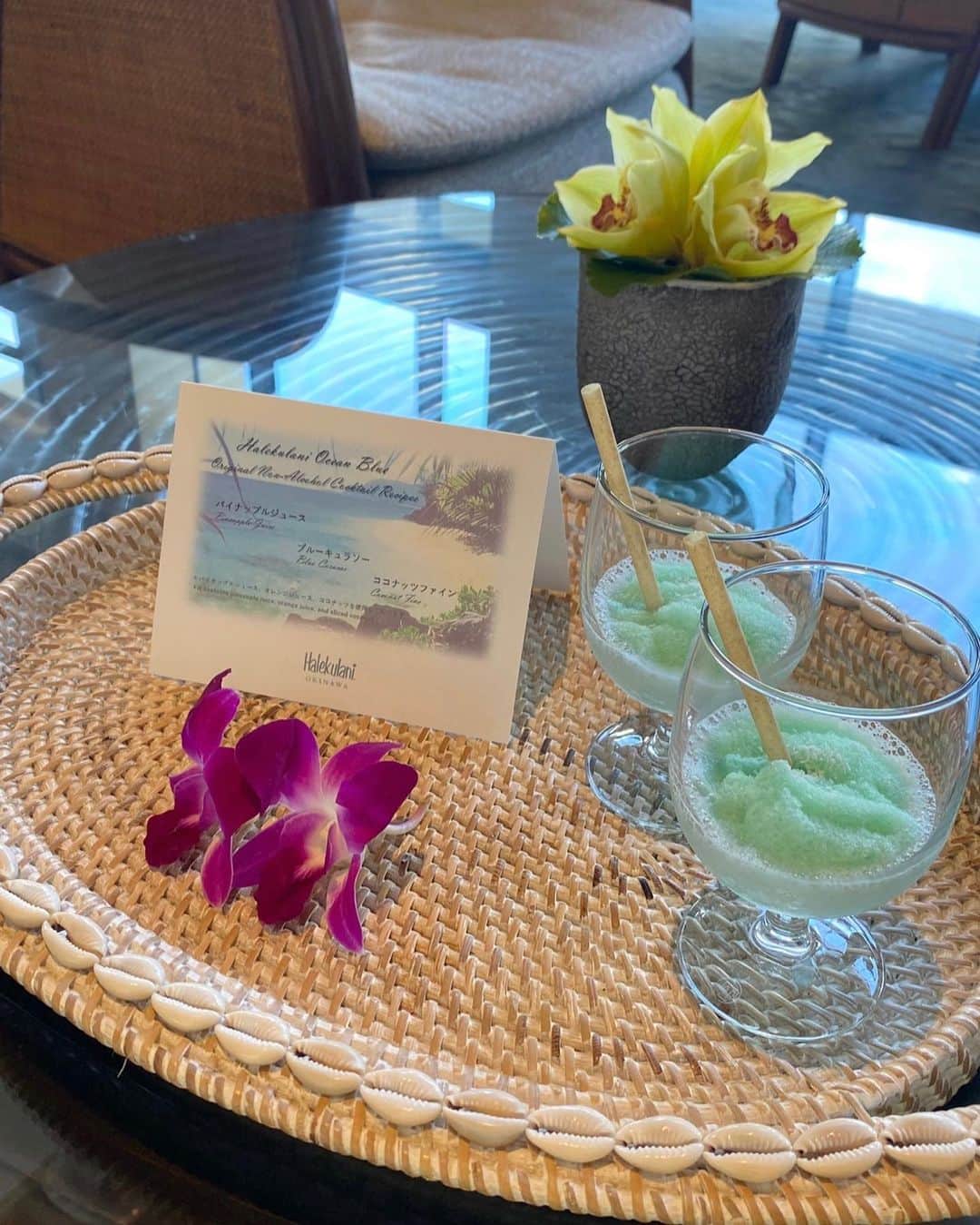 おまめ（Miki）のインスタグラム：「okinawa trip🩵2022 ちょうど一年前のお盆休みは 夫婦になって初旅行 3泊4日で沖縄へ （今更だけど記録用❤︎）  アクティビティしたり3種類のプールで泳いだり ホテルからあまり出る事なくホカンスを楽しみました。 ⁡ 夜は、波の音と生演奏をベランダで聴きながら癒されて🎻♩ 最終日、帰りたくなくて一人ベランダで泣いたのも思い出（笑）  心が浄化される旅となった🌺 また沖縄行きたいな。 次は、島らっきょと海ぶどう食べたい❤︎」
