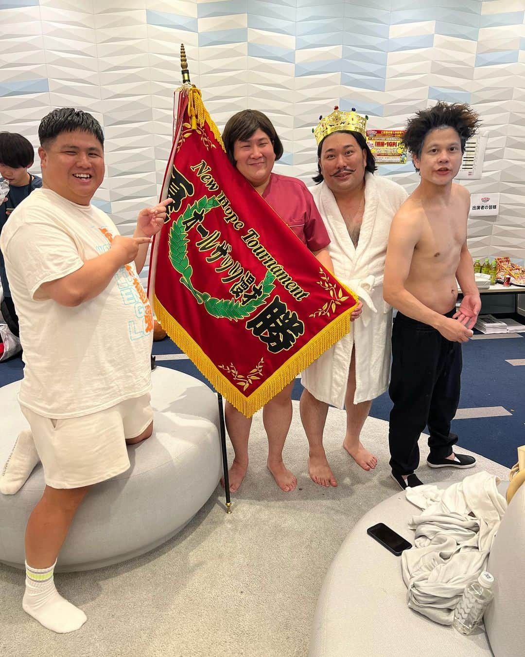 池田真一さんのインスタグラム写真 - (池田真一Instagram)「ビスブラおもろすぎ！ 手加減してくれや！ 負けたけど タグもやりきった顔して年末や！言うてた！ いつも壮大な小道具ありがとう！ いや、もうアレは大道具や色 みんなタグにいっぱい おもろかった言うたってや！ 後、会場芸人さん達がめちゃくちゃ応援してくててほんまに嬉しかった！ 次こそ優勝や！ #ダブルアート #オールザッツ漫才」8月16日 23時20分 - wartdebu