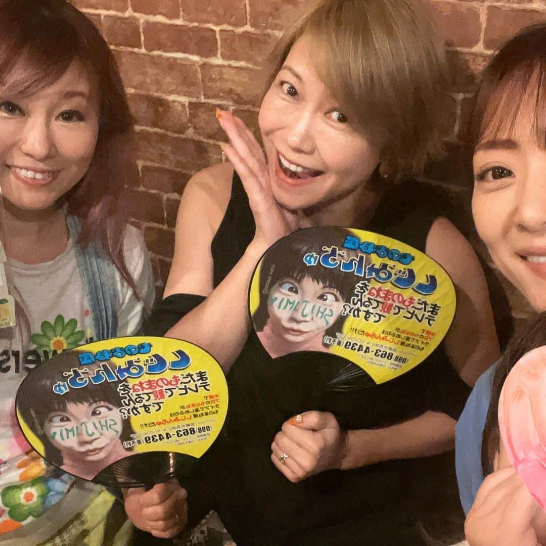 みかんさんのインスタグラム写真 - (みかんInstagram)「先日、大先輩のしじみさんと桜井ちひろさん&ミドル清原さん夫妻がうちの旦那のステーキ屋ロクマルに食べにきてくれました〜🥩 みかん家族も混ぜてもらい、みんなでワチャワチャ🍻 しじみさんは沖縄在住なのでわざわざ沖縄から🏝 しかもしかも脂身多めのロクマルステーキ(リブロース)を1ポンドも食べてくれた🍴 ぶっちゃけ女の人で1ポンド食べる人初めて見た😂 はやり沖縄文化はステーキが〆だから、 女性でも軽〜く1ポンドは食べれるようになるのかな🤔❓ この日はたまたま、みんなネイルが柑橘系ネイルでそれにもたまげた💦 またみかんネイルもめちゃ可愛いので後日アップするね💅 女子トークも弾みまた沖縄に行きたいと思ったし、みなさんも沖縄に行ったらしじみんちゅに行ってみてね👙 素敵なモノマネとお酒が貴方を待ってるわ🫶 #先輩ご来店 #ステーキロクマル #しじみ　さん #桜井ちひろ　さん #ミドル清原　さん #沖縄 #しじみんちゅ #柑橘系ネイル #女子トーク」8月16日 23時24分 - mikan02241984