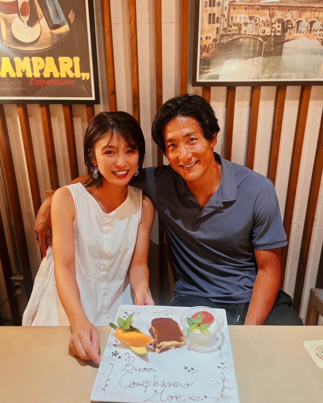 都倉賢のインスタグラム：「今日は妻の36歳の誕生日でした🎂👏🏻 出会った時、僕は22歳、妻は21歳。あれからの時が流れ、今は6歳の娘がいます。 まだ付き合っている頃に突然、僕が移籍する事になりました。妻（当時は彼女）はその時、サッカー選手に移籍はつきものだと知って、自分が就職してしまうと近くでサポートが難しくなると思ってくれました。内定が決まり、卒業を控えていた妻は、離れ離れになることを避けるために、就職の内定を断ってフリーランスとしての道を選んでくれました。あの時の妻の決断や心意気に心から感謝しています。  その後も、妻の支えがあったからこそ、僕は5度の移籍にも常に近くでサポートしてくれたおかげで、不安を感じず、チャレンジし続けることができました。会社を経営し、仕事、家事、育児、そしてアスリートとしてのキャリアを支え続ける妻への感謝の気持ちは言葉にできません。 これからも家族で支え合い、笑顔溢れる家庭を築いていこうね。  娘は途中で寝てしまったので、最後は束の間の2人時間となりました😊  本当にいつも有難う😍」