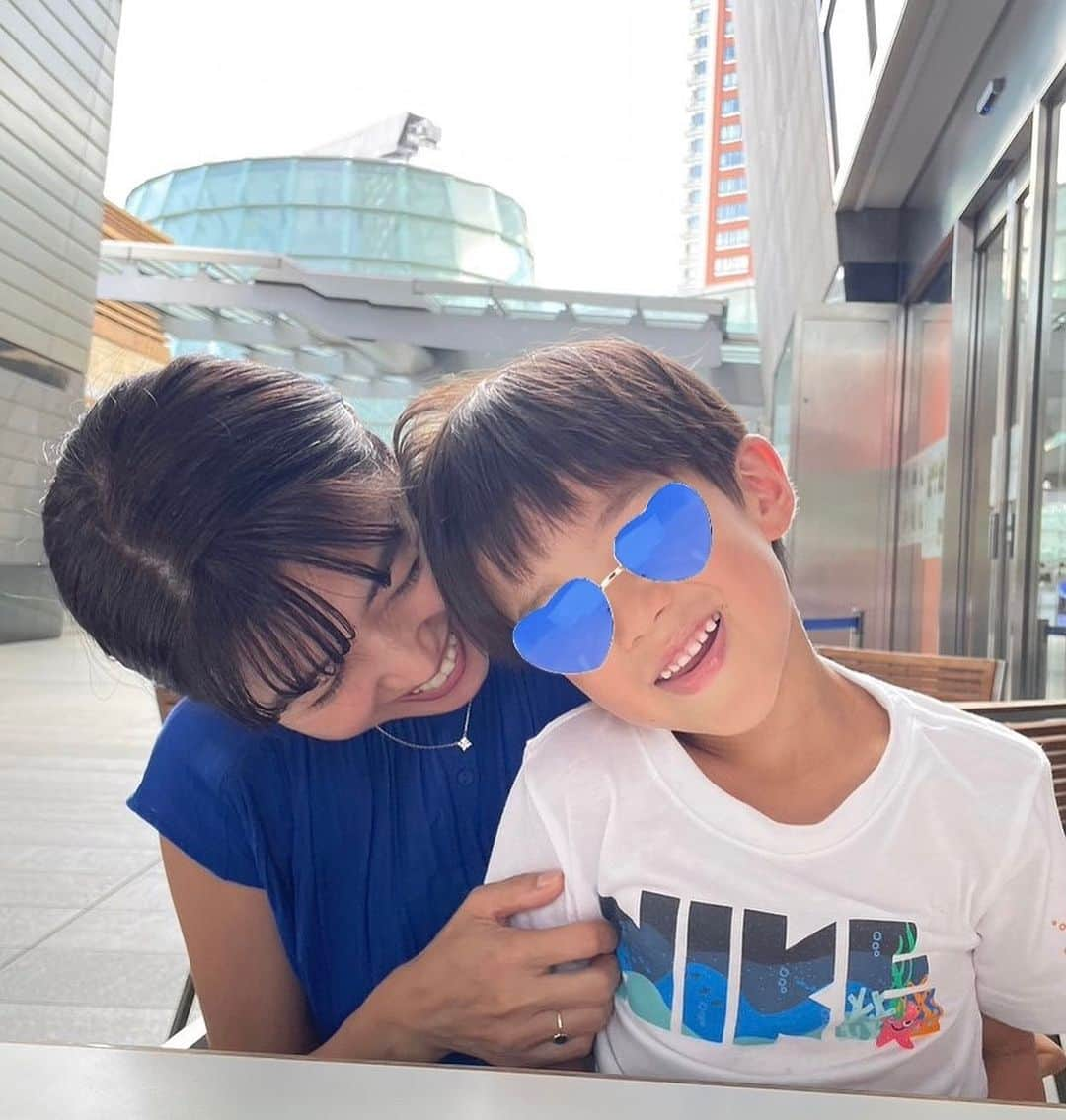 新妻聖子さんのインスタグラム写真 - (新妻聖子Instagram)「夏休み👦☀️🌻✨  暑すぎたね8月前半！！！  毎日たくさん遊びました！！  若い頃は超インドア派だったのに、暑い日とか絶対外出なかったのに、こんなにも夏っぽい事をする日が訪れるなんて！！！  6枚目にしれっと挟み込んだ写真は小籠包のオブジェではしゃぐアラフォー🙋‍♀️  5歳児は見向きもせず写真断られたので1人で撮りました…  え、蒸し器の中で小籠包と並べるなんてそんなチャイニーズドリームあります？ 母は全力でときめいたわ〜  そしてまだまだ夏休みは続く  明日もいっぱい遊ぼう ママと遊びたいと言ってくれるうちにたくさんたくさん遊ぼう！！  1枚目の写真の日とか、外に居たら死ぬのかな？ってくらい暑かったけど、ここ数日はなんとなく「酷暑」は過ぎ去り普通の暑さになったかな〜と感じます。  まだ蒸し暑いですけどね♨️  リフレッシュしつつ、残暑をエンジョイ致しましょう！！！ #夏休み #新妻聖子」8月16日 23時34分 - seikoniizuma