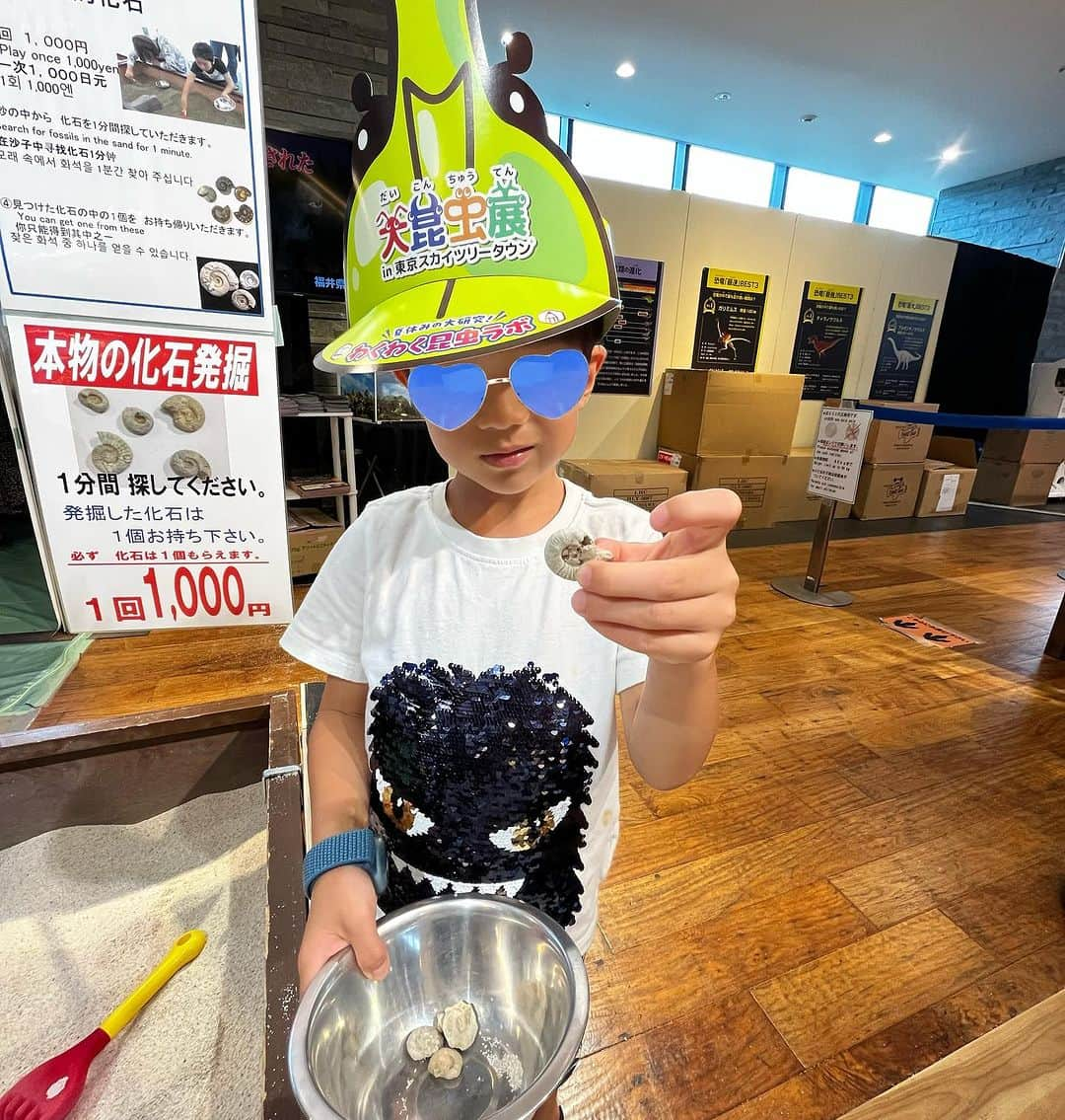 新妻聖子さんのインスタグラム写真 - (新妻聖子Instagram)「夏休み👦☀️🌻✨  暑すぎたね8月前半！！！  毎日たくさん遊びました！！  若い頃は超インドア派だったのに、暑い日とか絶対外出なかったのに、こんなにも夏っぽい事をする日が訪れるなんて！！！  6枚目にしれっと挟み込んだ写真は小籠包のオブジェではしゃぐアラフォー🙋‍♀️  5歳児は見向きもせず写真断られたので1人で撮りました…  え、蒸し器の中で小籠包と並べるなんてそんなチャイニーズドリームあります？ 母は全力でときめいたわ〜  そしてまだまだ夏休みは続く  明日もいっぱい遊ぼう ママと遊びたいと言ってくれるうちにたくさんたくさん遊ぼう！！  1枚目の写真の日とか、外に居たら死ぬのかな？ってくらい暑かったけど、ここ数日はなんとなく「酷暑」は過ぎ去り普通の暑さになったかな〜と感じます。  まだ蒸し暑いですけどね♨️  リフレッシュしつつ、残暑をエンジョイ致しましょう！！！ #夏休み #新妻聖子」8月16日 23時34分 - seikoniizuma