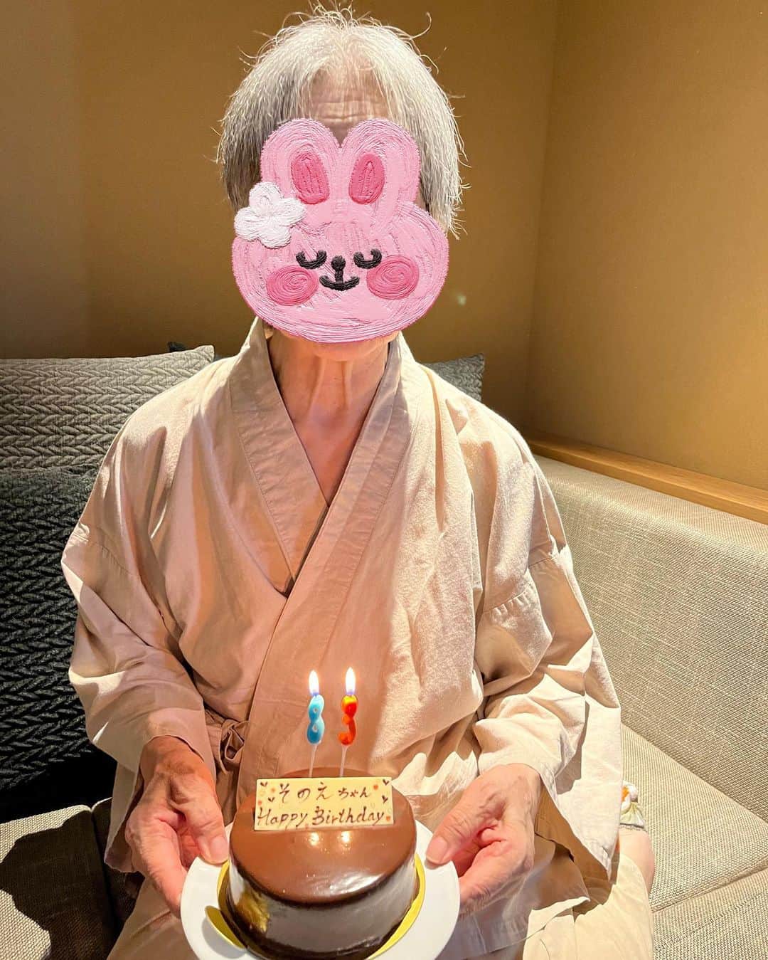 やまだひさしのインスタグラム：「バースデーイブ。 当日は名古屋でトークショーなので83歳前夜祭ってことで支笏湖温泉へ。何度も家族でお世話になっていた場所だけに、寝室やお風呂を覗くとまだ父がいるような気がして嬉しい寂しい。 母の隣りが空いた初盆、早いねぇ。。 元気で長生きしてね。 #やまだひさし #ラジオ #DJ #支笏湖温泉第一寶亭留翠山亭  #いつも #ありがとうございます」