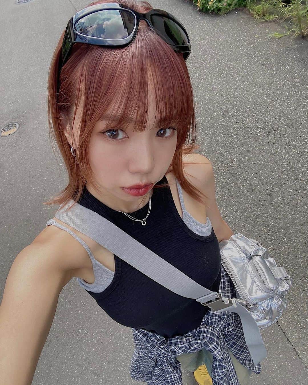 のインスタグラム：「ㅤㅤㅤㅤㅤㅤㅤㅤㅤㅤㅤㅤㅤ この時期は毎年夏と秋が混在して 時系列謎なインスタになるのどうにかしたい🥵🍁🍹🍉🌴🌞🍂 ㅤㅤㅤㅤㅤㅤㅤㅤㅤㅤㅤㅤㅤ 久しぶりに前髪おろした今日です！ ㅤㅤㅤㅤㅤㅤㅤㅤㅤㅤㅤㅤㅤ #LAGUAGEM」