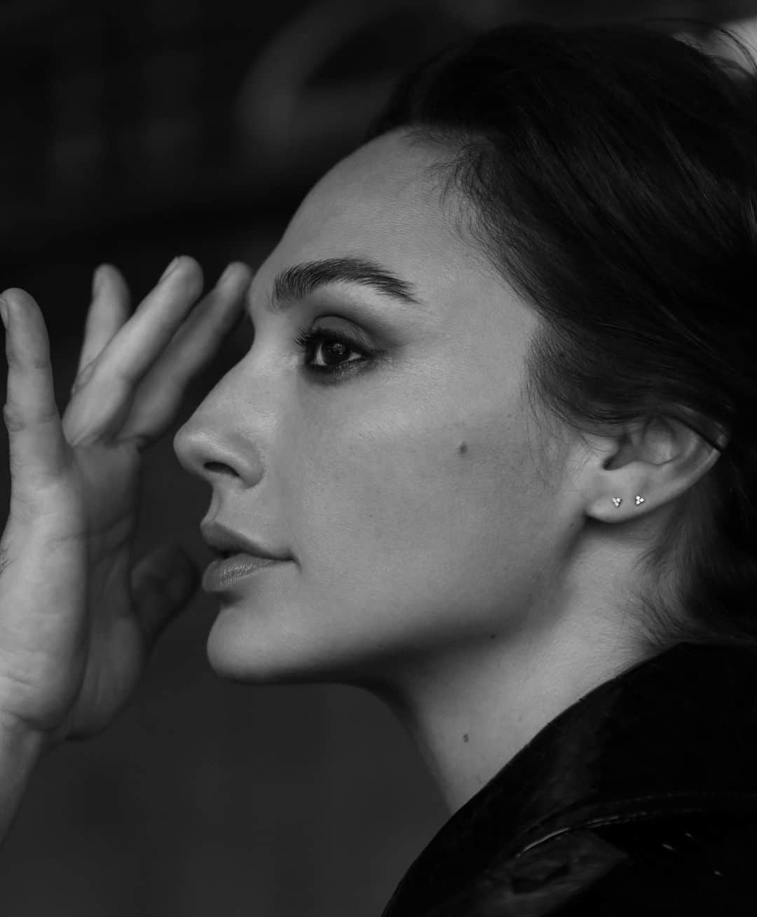 ガル・ガドットさんのインスタグラム写真 - (ガル・ガドットInstagram)「🖤」8月16日 23時30分 - gal_gadot