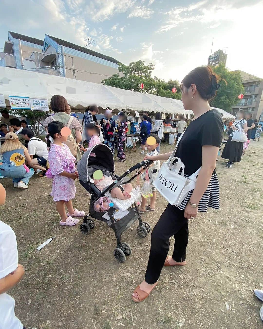 広村美つ美さんのインスタグラム写真 - (広村美つ美Instagram)「先日お祭りに行ってきました🏮👘ヨーヨーすくいや、わたあめ、かき氷🍧と子供たちの楽しめる物が沢山🥰⁡ ⁡コロナ禍でこういったお祭りもほとんど経験した事の無い子供達なので良い夏の風物詩を体験できました✨暑かったけど子供は元気いっぱいだった😂⁡ ⁡.⁡ ⁡#夏祭り #夏休み #仙台 #ヨーヨー #わたあめ #かき氷 #🍧⁡ ⁡#蜂須賀家joinありがとう🫶」8月16日 23時32分 - mitsumi_hayashi