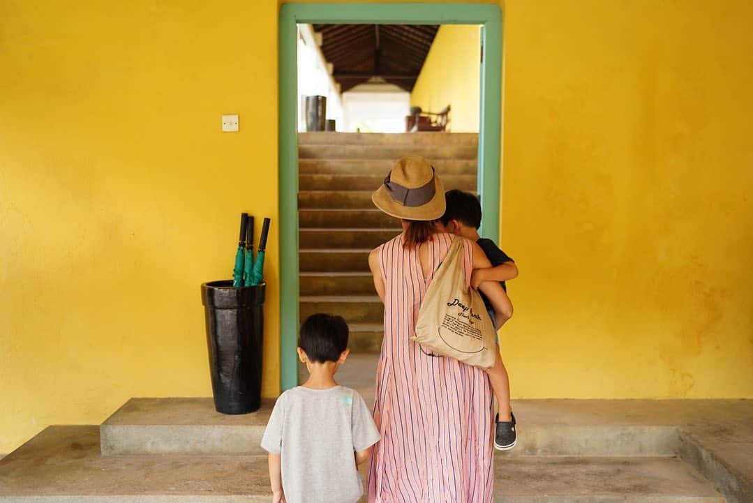 前田有紀さんのインスタグラム写真 - (前田有紀Instagram)「ずっと山の滞在が続いていたスリランカ旅、ここから自然いっぱいの国立公園を抜けて海の町へと辿り着きました。  ジェフリー・バワ最後の建築と言われている"the last house"。 @thelasthousesl   1997年に建てられたこの建築は、明るいオレンジとターコイズブルーが印象的。バワの集大成とも言われている最後の建築で何を感じるかとドキドキしながら宿泊しました。  自然との共生をテーマにしたバワの作品の中でも、最後の建築は限りなく外（自然）と中（人の暮らし）が一つになっていた。というかほとんど外でした！  部屋は海に向かって大きく扉を開け放つことができて（網戸ない）、くつろぐリビングも、ダイニングもトイレもシャワーも屋根はあるけど外空間。  だからこそ全ての体験が五感をフル活用するものだった。ご飯も風を感じて食べるとより美味しい。外の空間でシャワーを浴びると水の感触がリアル。夜は、虫の音が聞こえて、蚊帳の周りにホタルが飛び交い、眠りにつく直前までキラキラ光るホタルを眺める忘れられない幻想的な光景でした。  ヤモリも虫も部屋の中でウェルカムなので、外と中が遮断されている都会で暮らす日本人の私たちには苦手な部分があるかもしれない。でも、やっぱりここに泊まって心地よい感覚を思い出して、人も自然の一部なんだと思い直す体験となりました。  部屋の中の虫やヤモリを指して、「彼らは友達なんだよ！」と子どもたちに伝えていた夫。それから「虫さんはトモダチだよねっ！」と次男はつぶやくようになり、長男は嬉しそうに部屋のヤモリを歓迎してました。バワ建築を通して兄弟2人の自然の生き物との距離がぐっと縮まった体験でもありました。  onepiece : @pasand_by_nequittezpas  （どうしてもここで着たくて連れてきたワンピース）  #スリランカ #スリランカ旅行 #ジェフリーバワ  #thelasthouse」8月16日 23時36分 - yukimaeda0117