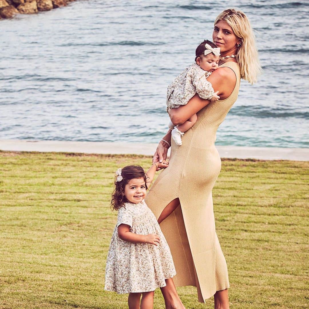 デヴォン・ウィンザーのインスタグラム：「Motherhood 🩷」