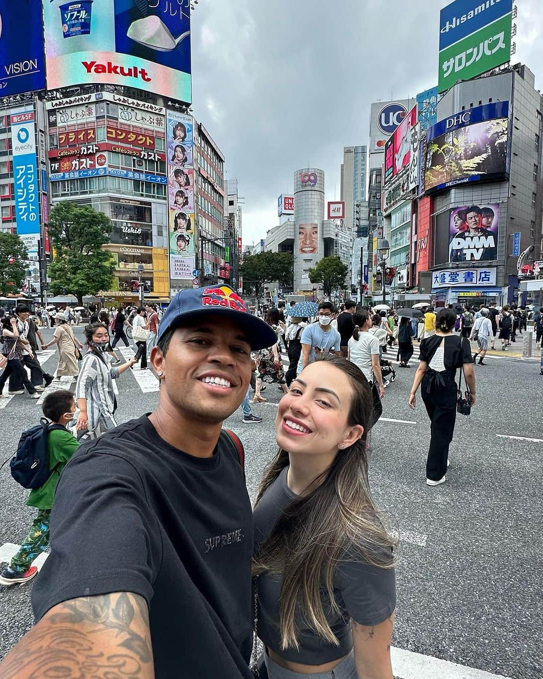 フェリペ・グスタボのインスタグラム：「Shibuya today 🇯🇵   Nothing better then traveling the world with your best friend! Love ya ❤️」