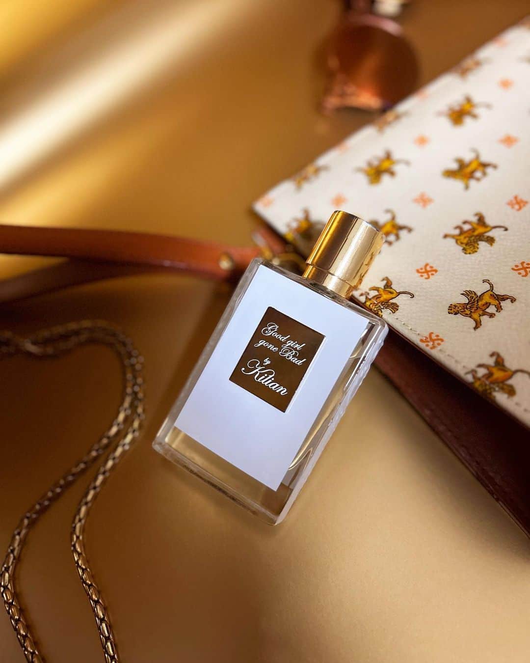 金山睦のインスタグラム：「愛用香水🧡 @kilianparis  Kilian/Good girl gone Bad  BAG: @grenfell1923 YouTube『Tiamo la…』でvintage shop Safariさんにて購入品👝」