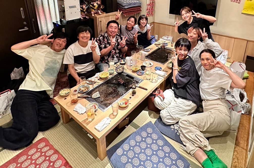 バカリズムのインスタグラム：「みんなでもんじゃ焼きを食べました。 地元の集まりみたいな空気感でした。 #ブラッシュアップライフ」