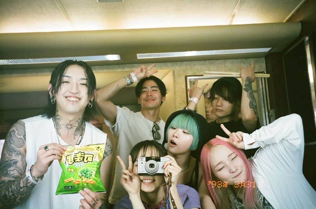 のインスタグラム：「ikuta camera📷 LAでの思い出フィルム  ➀,➁本番前の楽屋でメンバーとわちゃわちゃ ➂PINK’Sホットドッグ🌭(メッセージ書いてくれた) ➃流行らせたい「#顔はめない 」 ➄マネよしのちゃんとピザわけわけ🍕 ➅マネかまたんとワンコ🦮 ➆国道66号線の終点 ➇サンタモニカビーチ ➈いつかここにYOASOBIと刻もうピース✌︎ ➉まるでアトラクションなカート移動  縦写真入らなくて残念🥹 日付はバグなのでお気になさらず💭」