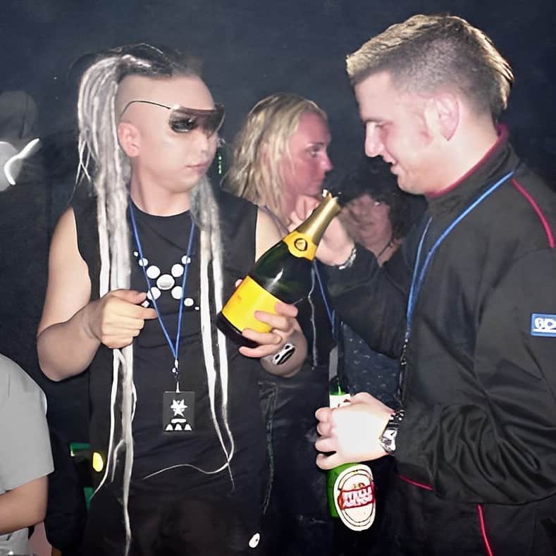 YOJI BIOMEHANIKAのインスタグラム：「ヴーヴ飲むか？と @djsterlingmoss に at Brixton Academy London in 2005 #ThrowbackThursday #year2005 #brixton #London」