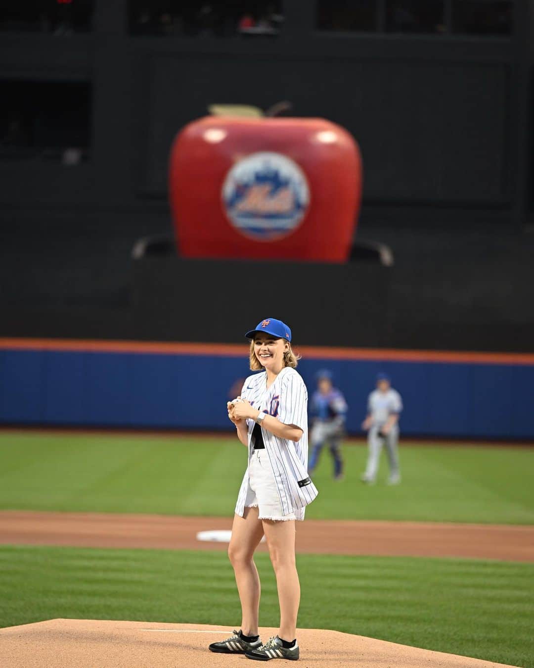 クロエ・グレース・モレッツのインスタグラム：「What a wildly fun day, thank you so much @mets for letting me throw out the first pitch!! It was a little left of center 😂 but I’ll keep training to get ready for that starting line up next season ⚾️ 💪」