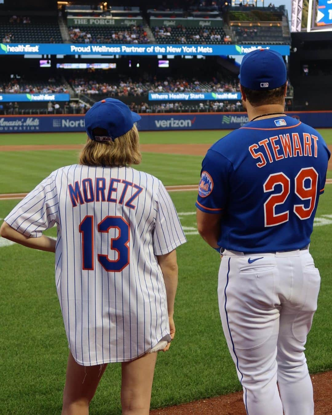 クロエ・グレース・モレッツさんのインスタグラム写真 - (クロエ・グレース・モレッツInstagram)「What a wildly fun day, thank you so much @mets for letting me throw out the first pitch!! It was a little left of center 😂 but I’ll keep training to get ready for that starting line up next season ⚾️ 💪」8月17日 0時10分 - chloegmoretz