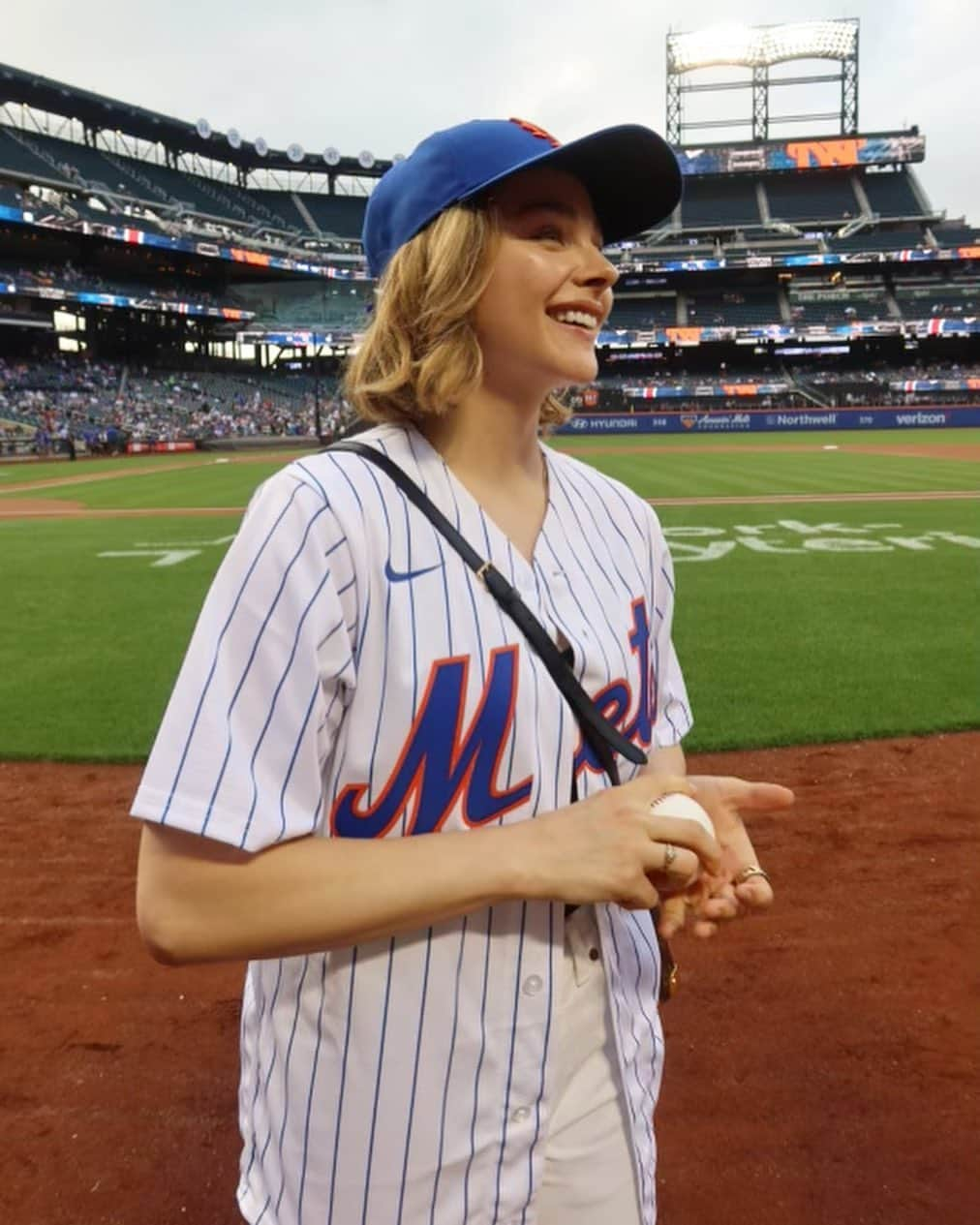 クロエ・グレース・モレッツさんのインスタグラム写真 - (クロエ・グレース・モレッツInstagram)「What a wildly fun day, thank you so much @mets for letting me throw out the first pitch!! It was a little left of center 😂 but I’ll keep training to get ready for that starting line up next season ⚾️ 💪」8月17日 0時10分 - chloegmoretz