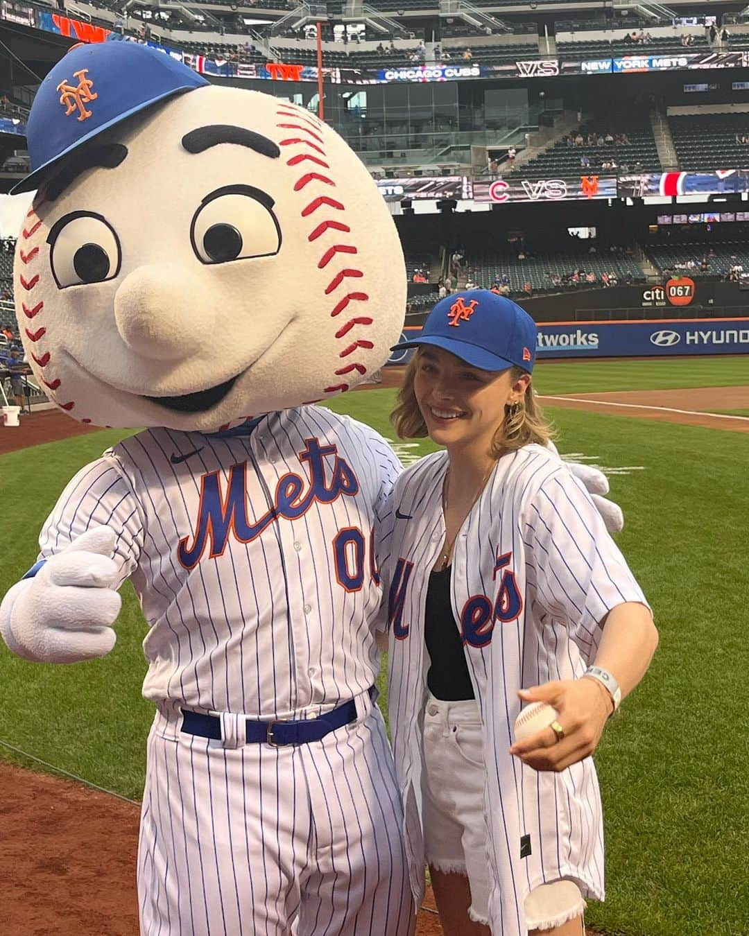 クロエ・グレース・モレッツさんのインスタグラム写真 - (クロエ・グレース・モレッツInstagram)「What a wildly fun day, thank you so much @mets for letting me throw out the first pitch!! It was a little left of center 😂 but I’ll keep training to get ready for that starting line up next season ⚾️ 💪」8月17日 0時10分 - chloegmoretz