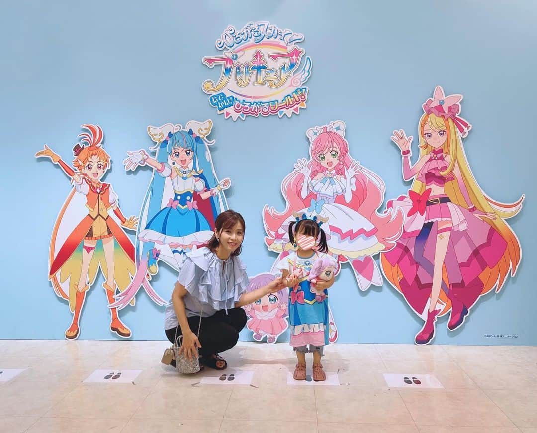 加藤雅美のインスタグラム：「. 昨日は池袋サンシャインで開催中の 娘が大好きなプリキュアのイベント 『ひろがるスカイ！プリキュア おでかけ！ひろがるワールド！』 へ行ってきました😊❤️ . たくさんのフォトスポットや プリキュアのショーや握手会、 色んなアクティビティがあって 娘の嬉しそうな顔や可愛い姿を見れて 母は幸せでした🥰❤️ 超・神イベントすぎました🥹🫶💕 プリキュア好きな方は絶対に行くべきです❣️ . 長くなりそうなので分けてレポしようかと 思うのでこれから行かれる方の 参考になりましたら幸いです🙏✨ . 最後の写真は入場時に子どもが もらえるセットです🤗💖 . 紙のスカイミラージュ(ステッキ)は 持って写真を取ったりプリキュアショーで 持ったりすることができて もらえて嬉しかったです🤗🪄💙 . 子どもが急に風邪を引いたりする ことがあるので前売り券ではなく 当日券で行ったのですが、 @precure_event  ↑こちらでイベントの様子や 毎日当日券情報を載せてくださるので 見てから行きました❣️ . #プリキュア #ひろがるスカイプリキュア #ひろプリ #ひろがるスカイプリキュアおでかけひろがるワールド #キュアスカイ #池袋サンシャインシティ #池袋サンシャイン #プリキュアショー #プリキュア好き #プリキュアコーデ #3歳 #3歳女の子 #3歳10ヶ月 #東京お出かけ #子連れ #子連れお出かけ #子連れスポット #都内子連れスポット  #東京観光 #母と娘 #女の子ママ #東京ママ  #ママライフ #プリキュアコスプレ #夏休み #アニメ #tokyo #japan #me #followme」