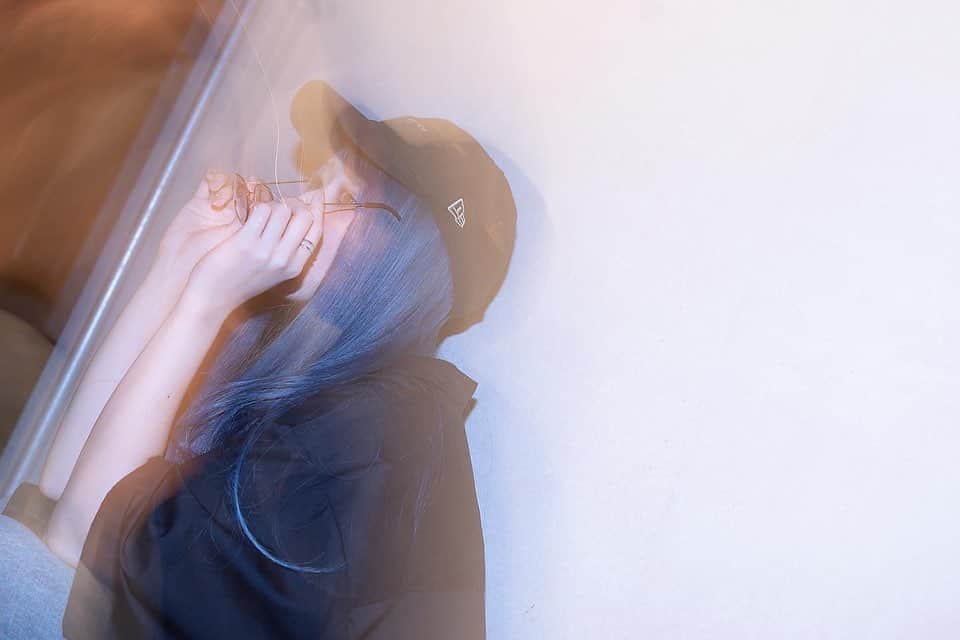田辺留依のインスタグラム：「👓🩵？  #Photo #fashion #makeup #hairstyle」