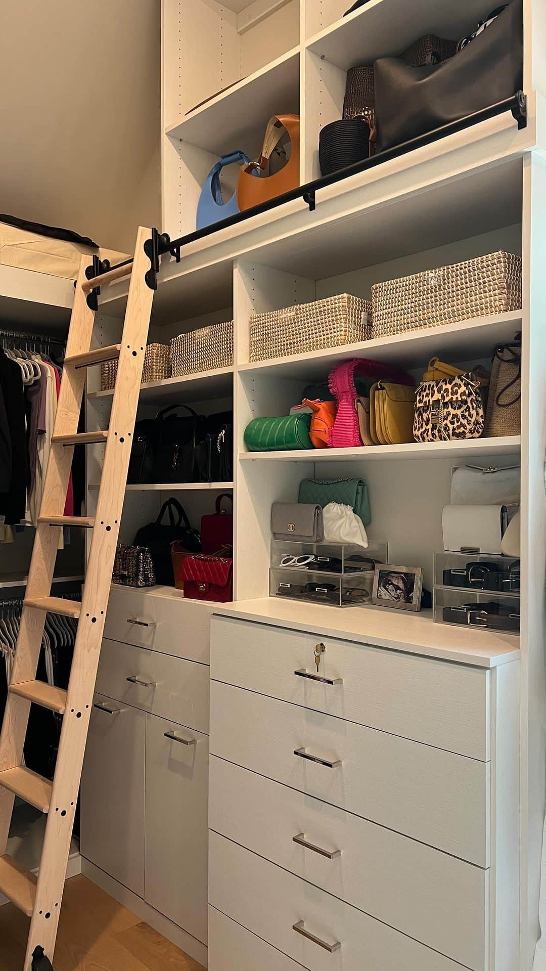 エミリー・DiDonatoのインスタグラム：「People don’t believe me when I say I am super disorganized. It’s so painful for me to even get motivated to try to tackle my spaces that get out of control. Having @imagine.it.done come in and help me is game changing and transformative every single time. If you are thinking about doing it .. do it!」