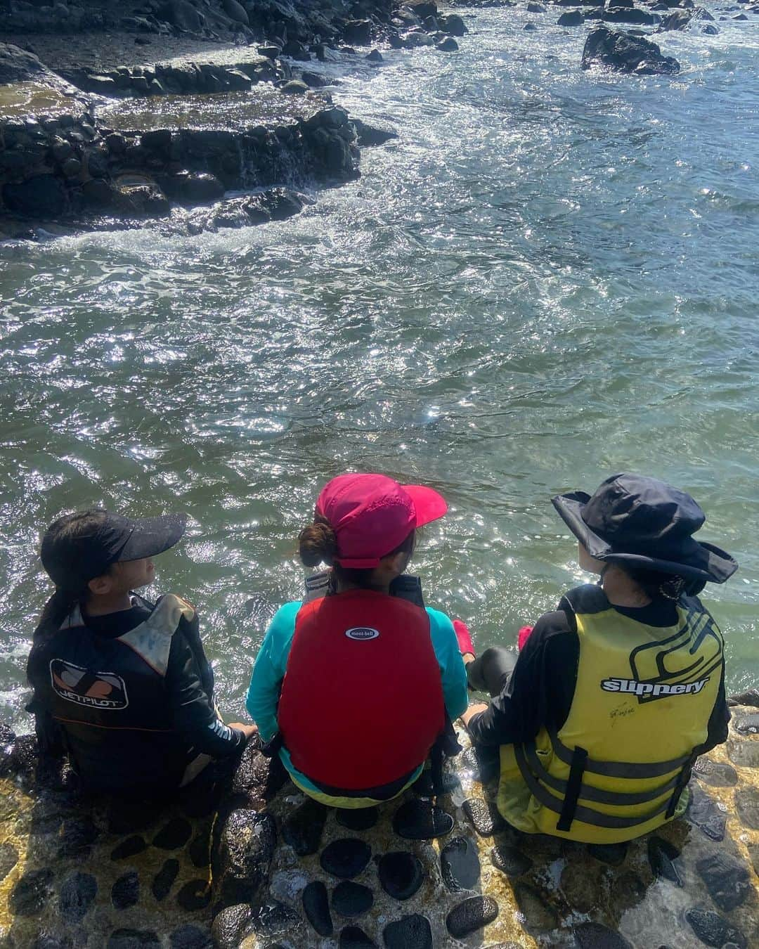 矢沢心さんのインスタグラム写真 - (矢沢心Instagram)「今年の夏は 海に入ったり。 プールに入ったり。  息子はまだ小さいけれど お姉ちゃんたちとは あとどのくらい遊べるかな あと何回一緒に旅行出来るかな この先何があるのか分からないのでたくさん遊べる内にたくさん遊ぼう☆  #2023夏 #荷物が多い #シュノーケルも #ウェットスーツも #全部持っていくよ #花火は長女撮影 #朝日が昇る時が好き #無数の星を見るのも好き #空が好き #後ろ姿が好き #成長を感じる姿 #自分の写真がほぼなかったw」8月17日 0時15分 - yazawashin.official