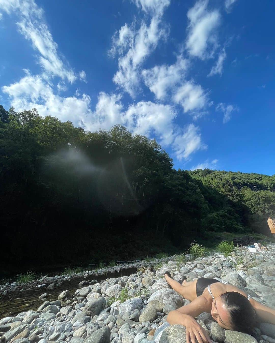 荒井奈緒美さんのインスタグラム写真 - (荒井奈緒美Instagram)「🌊🍉🌻🎂💝  行きつけの川へ✌🏻 ここは人も少なくて、滝もあって飛び込みできるスポットもあって色々最高なんだ🌻 道中が獣道なんだけどね🌲🪵  みんなが盛大にお誕生日をお祝いしてくれた🎂✨ また一つ成長してます✌🏻 いつもありがとうございます♥️  川に投げられ冷たい滝にうたれ修行して😂 （この後半の顔が神ってたけど後半はプライベートで。笑 石の暖かみを感じて。笑  自然で遊ぶのって 地球って最高なんだ🫶🏻  子供達もたーっぷり全開に笑っててね、 一日中平和で素晴らしく幸せだった🌈  #ケーキ持ってる時に水切り用の平たい石持ってるのやめてw #mybirthday  #thankyou」8月17日 12時00分 - naomi__arai