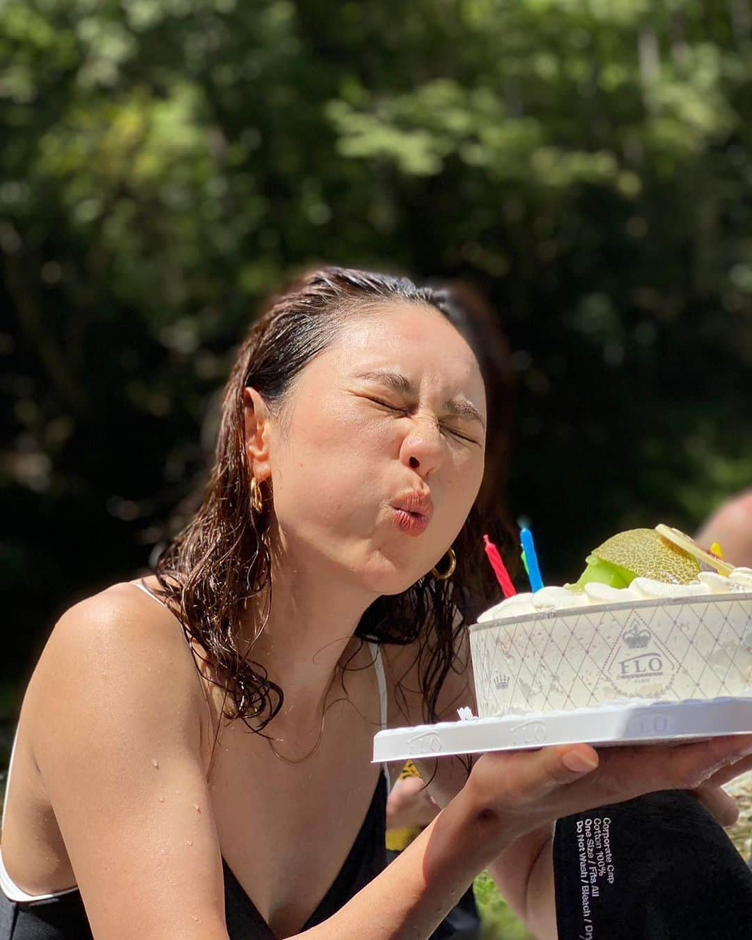 荒井奈緒美さんのインスタグラム写真 - (荒井奈緒美Instagram)「🌊🍉🌻🎂💝  行きつけの川へ✌🏻 ここは人も少なくて、滝もあって飛び込みできるスポットもあって色々最高なんだ🌻 道中が獣道なんだけどね🌲🪵  みんなが盛大にお誕生日をお祝いしてくれた🎂✨ また一つ成長してます✌🏻 いつもありがとうございます♥️  川に投げられ冷たい滝にうたれ修行して😂 （この後半の顔が神ってたけど後半はプライベートで。笑 石の暖かみを感じて。笑  自然で遊ぶのって 地球って最高なんだ🫶🏻  子供達もたーっぷり全開に笑っててね、 一日中平和で素晴らしく幸せだった🌈  #ケーキ持ってる時に水切り用の平たい石持ってるのやめてw #mybirthday  #thankyou」8月17日 12時00分 - naomi__arai