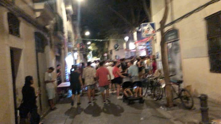 石塚啓次のインスタグラム：「開幕！ 住宅街で夜中3時まで！ 今週は毎晩仕事終わりフェスタしに行こかな！ なんせタダやしな！  #石塚啓次 #YouTube #宵宵祇園  #yoiyoigion  #ブエナビスタデポルテ #buenavistadeporte #バルセロナ」