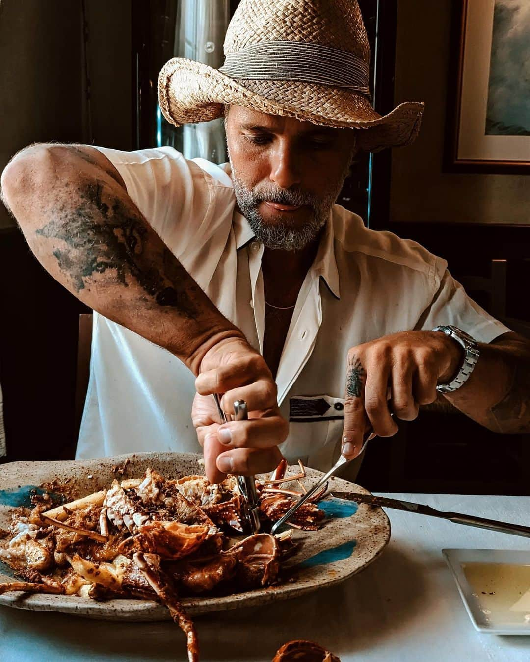 Bruno Gagliassoのインスタグラム：「Menorca me encantó. 🇪🇸👏🏽 Aqui tem história, 4 mil anos dela e tb tem mt respeito pela natureza. Não é a toa q é candidata patrimônio da Unesco. Conheci as primeiras aldeias talaióticas, comi o melhor queijo eleito oficialmente do mundo, totalmente produzido numa pequena fazenda do interior, fiquei hospedado num hotel restaurado de uma familia que construiu no século dezoito. INCRÍVEL! Ps: E ainda comi a melhor lagosta de todos os tempos.」