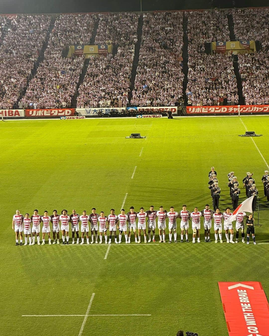 上野優花さんのインスタグラム写真 - (上野優花Instagram)「#RWC2023  ついに日本代表メンバー30人が 発表されましたね🥹‼️  残りの3人も かなり気になるところ🏉  壮行会の映像を見てるだけで 目頭がグッと熱くなりました🇫🇷  写真は 8月5日のvs フィジー戦🏉  座ってるだけで、 汗が吹き出す程暑かったー！！  後半、2つのトライで 会場が大歓声に包まれて 楽しかったな😆🙌🏻  声って力になる。  その声はきっと選手に届くはず！  フランスに届け〜！！ 私たちの想い🇫🇷🩷  選手たちを信じています😊👏🏻  🇫🇷🏉🌸  念願だった 我が子と一緒にユニフォーム💛  どんなにイヤイヤ期でも ラグビーの試合中は じっと見入ってくれてる👶🏻と いつかRWCに行きたいという 新たな夢もできました☺️  #もはやラグビーアカウントになりつつあるね　笑 #本日もラグビー観戦日和でした #rwc2023france🇫🇷」8月17日 0時33分 - yuka_ueno89