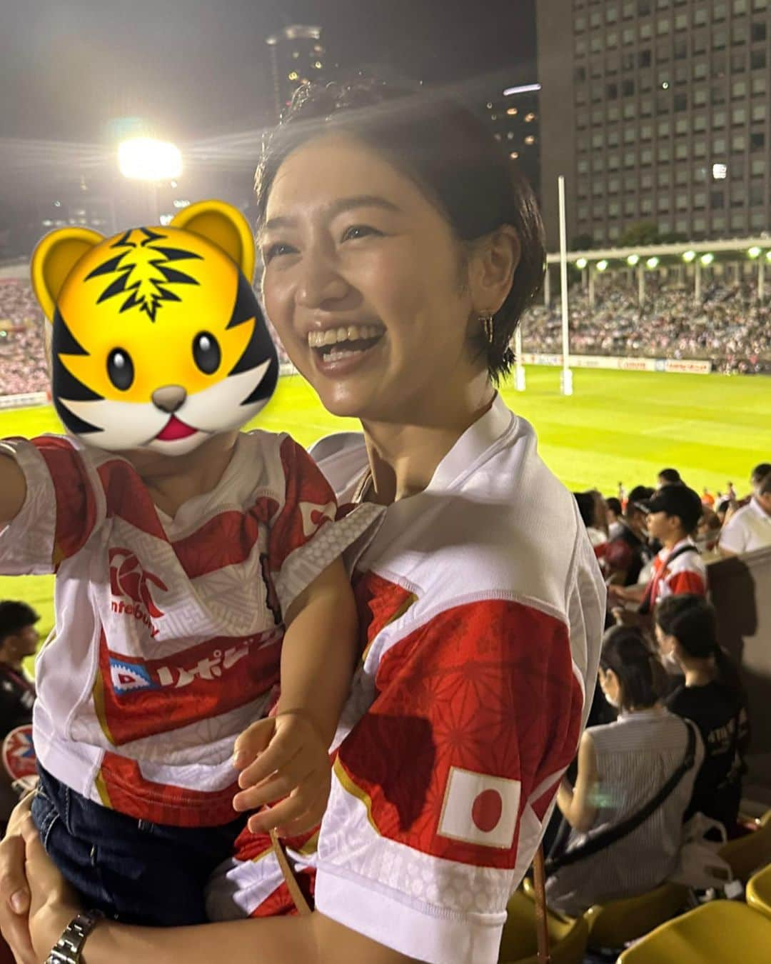 上野優花さんのインスタグラム写真 - (上野優花Instagram)「#RWC2023  ついに日本代表メンバー30人が 発表されましたね🥹‼️  残りの3人も かなり気になるところ🏉  壮行会の映像を見てるだけで 目頭がグッと熱くなりました🇫🇷  写真は 8月5日のvs フィジー戦🏉  座ってるだけで、 汗が吹き出す程暑かったー！！  後半、2つのトライで 会場が大歓声に包まれて 楽しかったな😆🙌🏻  声って力になる。  その声はきっと選手に届くはず！  フランスに届け〜！！ 私たちの想い🇫🇷🩷  選手たちを信じています😊👏🏻  🇫🇷🏉🌸  念願だった 我が子と一緒にユニフォーム💛  どんなにイヤイヤ期でも ラグビーの試合中は じっと見入ってくれてる👶🏻と いつかRWCに行きたいという 新たな夢もできました☺️  #もはやラグビーアカウントになりつつあるね　笑 #本日もラグビー観戦日和でした #rwc2023france🇫🇷」8月17日 0時33分 - yuka_ueno89